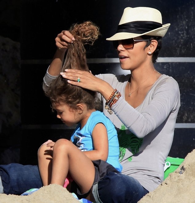 Halle Berry wurde bei einem ungezwungenen Ausflug dabei fotografiert, wie sie der kleinen Nahla liebevoll die Haare zurechtzupfte – ein rührender Alltagsmoment zwischen Mutter und Tochter. | Quelle: Getty Images