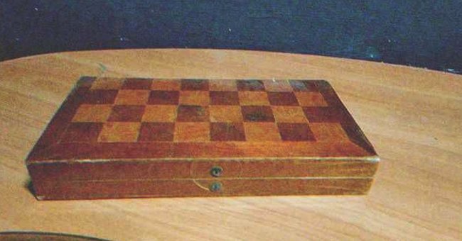 Dylan schenkte Lacey ein Schachspiel aus Holz | Quelle: Shutterstock