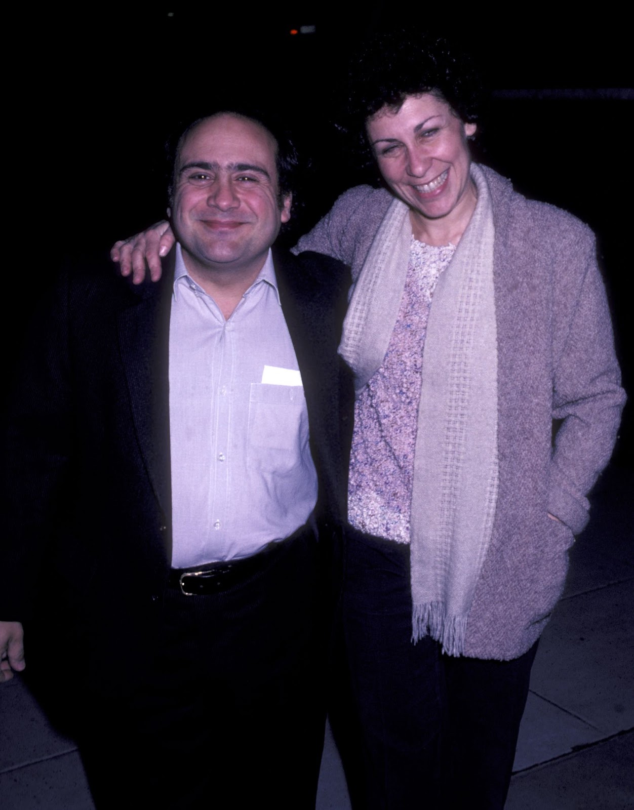 Danny DeVito und Rhea Perlman bei der Premiere von "Don't Cry, It's Only Thunder" am 14. Januar 1982 in Beverly Hills, Kalifornien. | Quelle: Getty Images