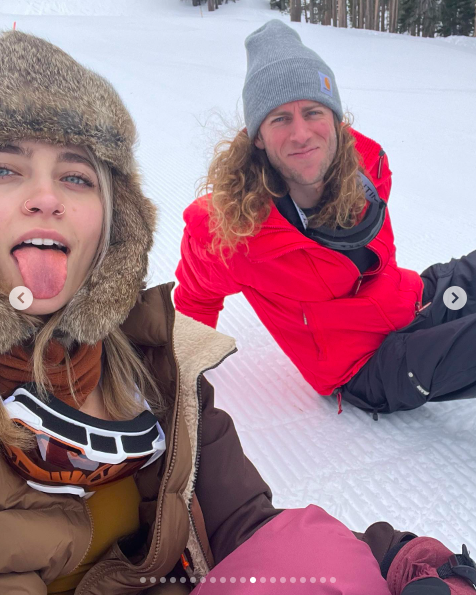 Paris Jackson und Justin Long bei einem Skiausflug. | Quelle: Instagram/parisjackson