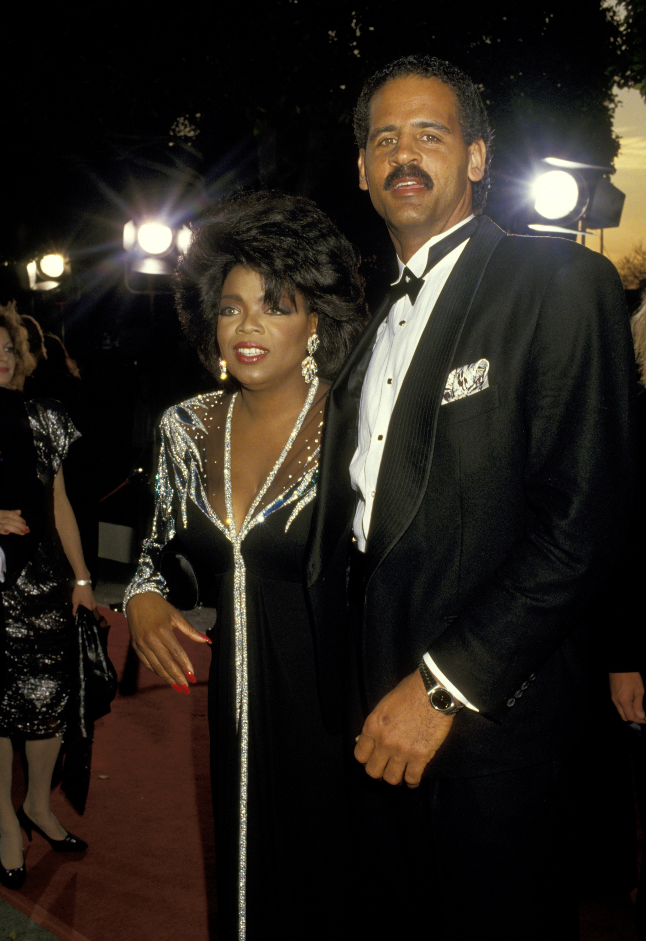 Oprah Winfrey und ihr Partner Stedman Graham im Shrine Auditorium am 30. März 1987 in Los Angeles, Kalifornien | Quelle: Getty Images