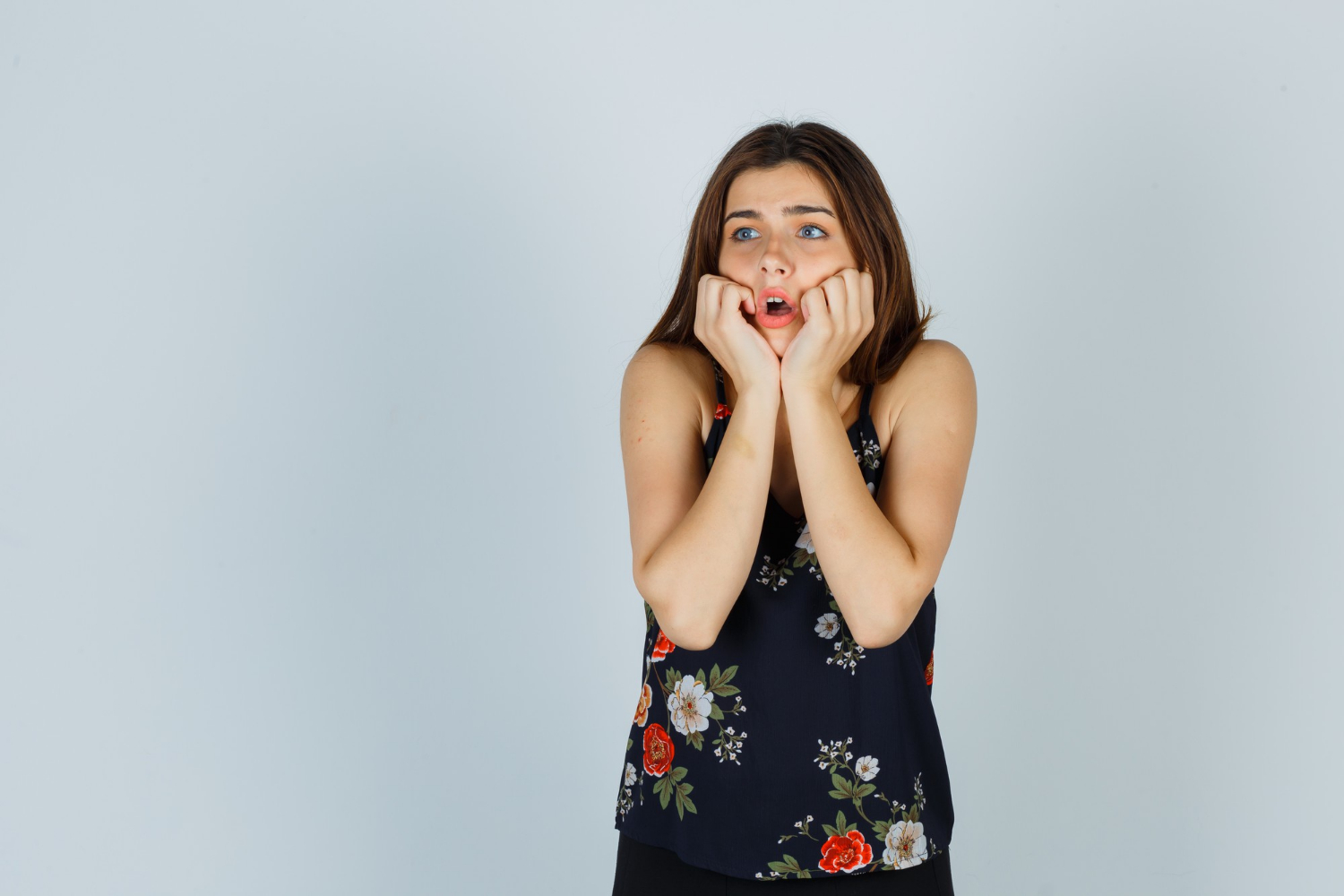 Eine erschütterte Frau | Quelle: Freepik