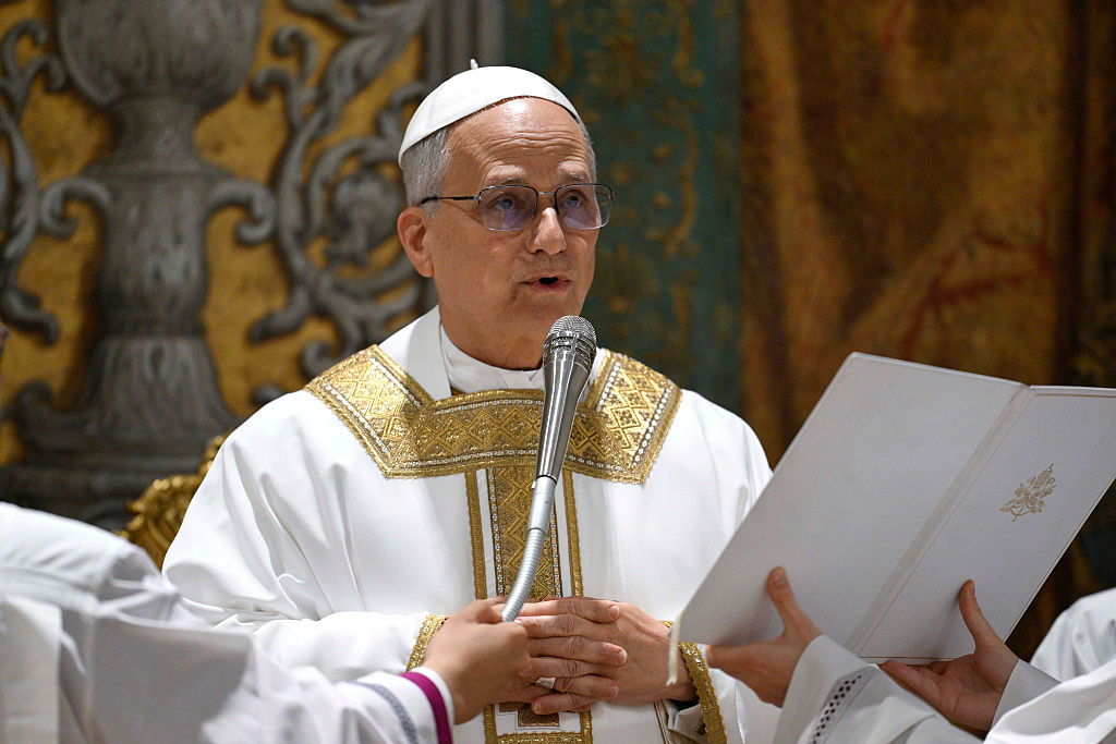 Der amerikanische Kardinal Robert Francis Prevost leitet seine erste Heilige Messe als Papst Leo XIV. mit Kardinälen in der Sixtinischen Kapelle zum Abschluss des Konklaves am 09. Mai 2025 in der Vatikanstadt, Vatikan.