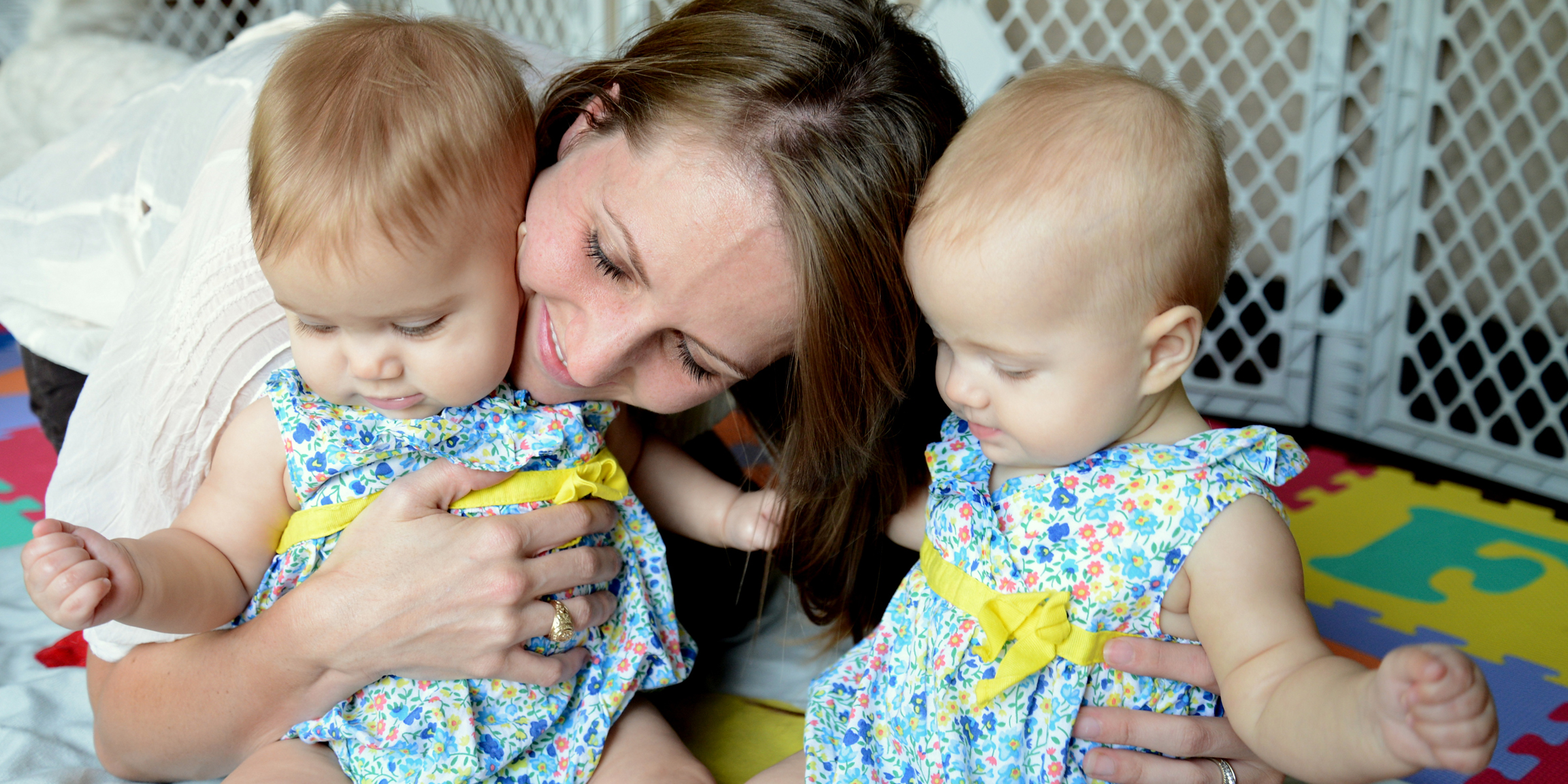 Eine Frau, die Babys hält | Quelle: Flickr(CC BY 2.0) Elen Santos