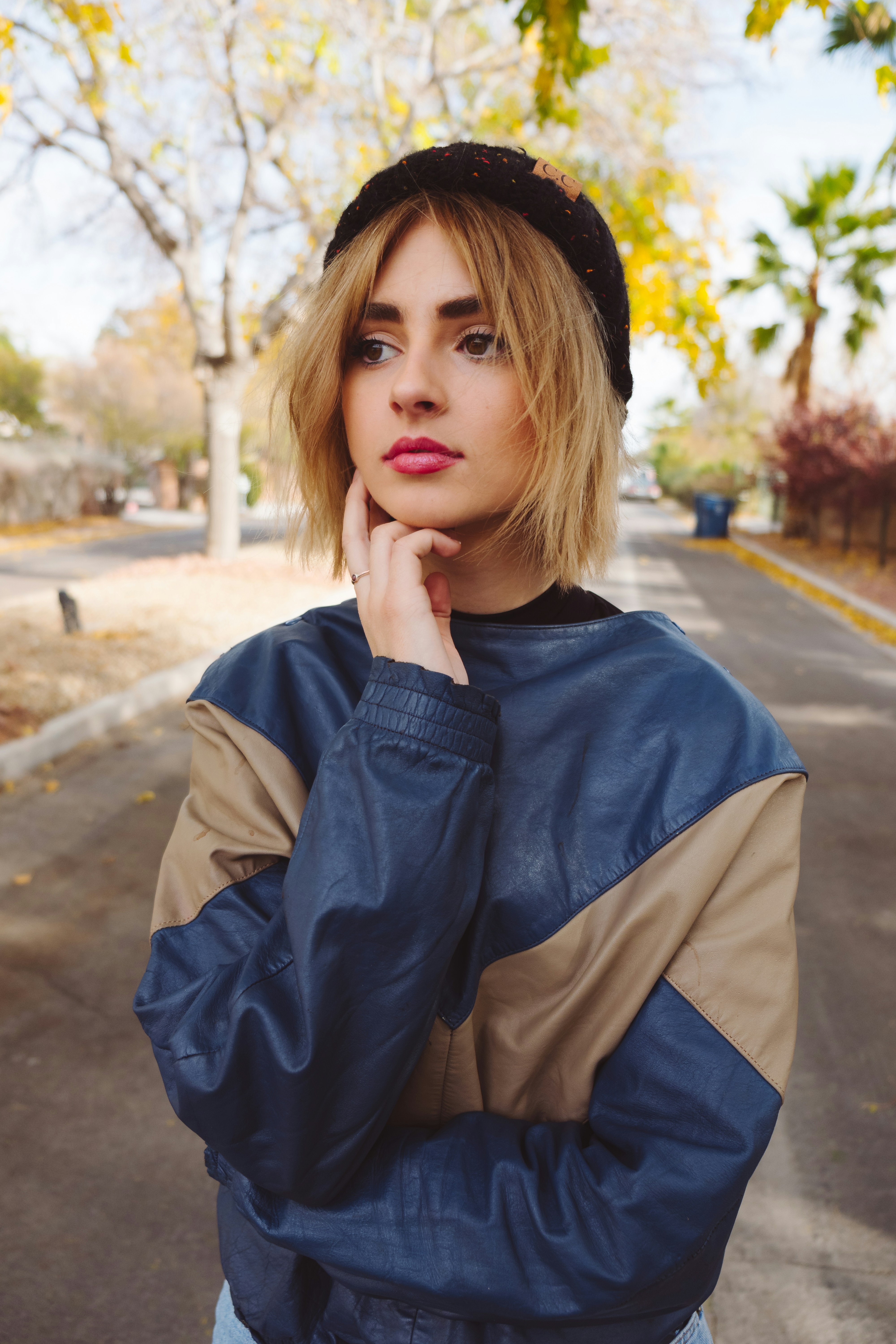 Eine junge Frau, die draußen steht | Quelle: Unsplash