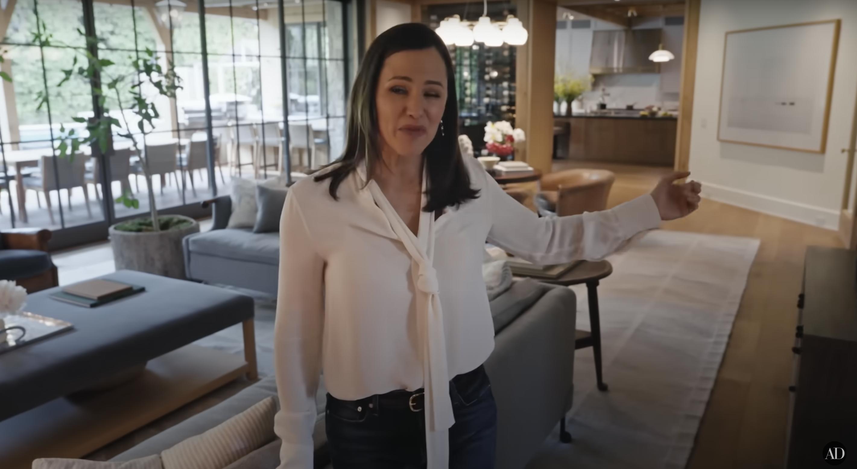 Jennifer Garner führt durch ihr Farmhaus in Los Angeles, datiert auf den 3. September 2024 | Quelle: YouTube/@Archdigest