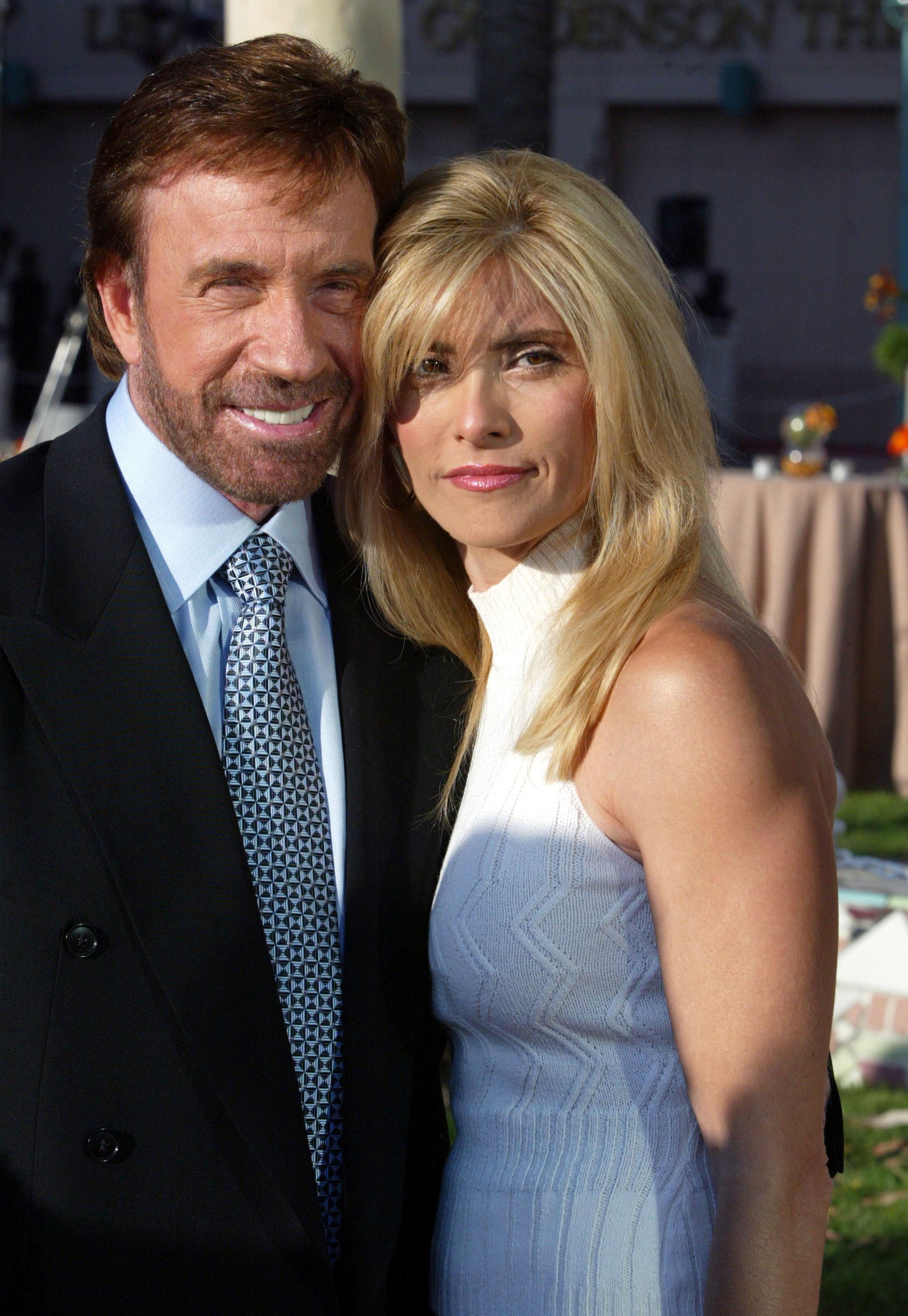 Chuck Norris und Gena O'Kelly kommen am 26. Juni 2004 zur Academy of Television Arts and Sciences Hall of Fame Induction Ceremony in North Hollywood, Kalifornien. | Quelle: Getty Images