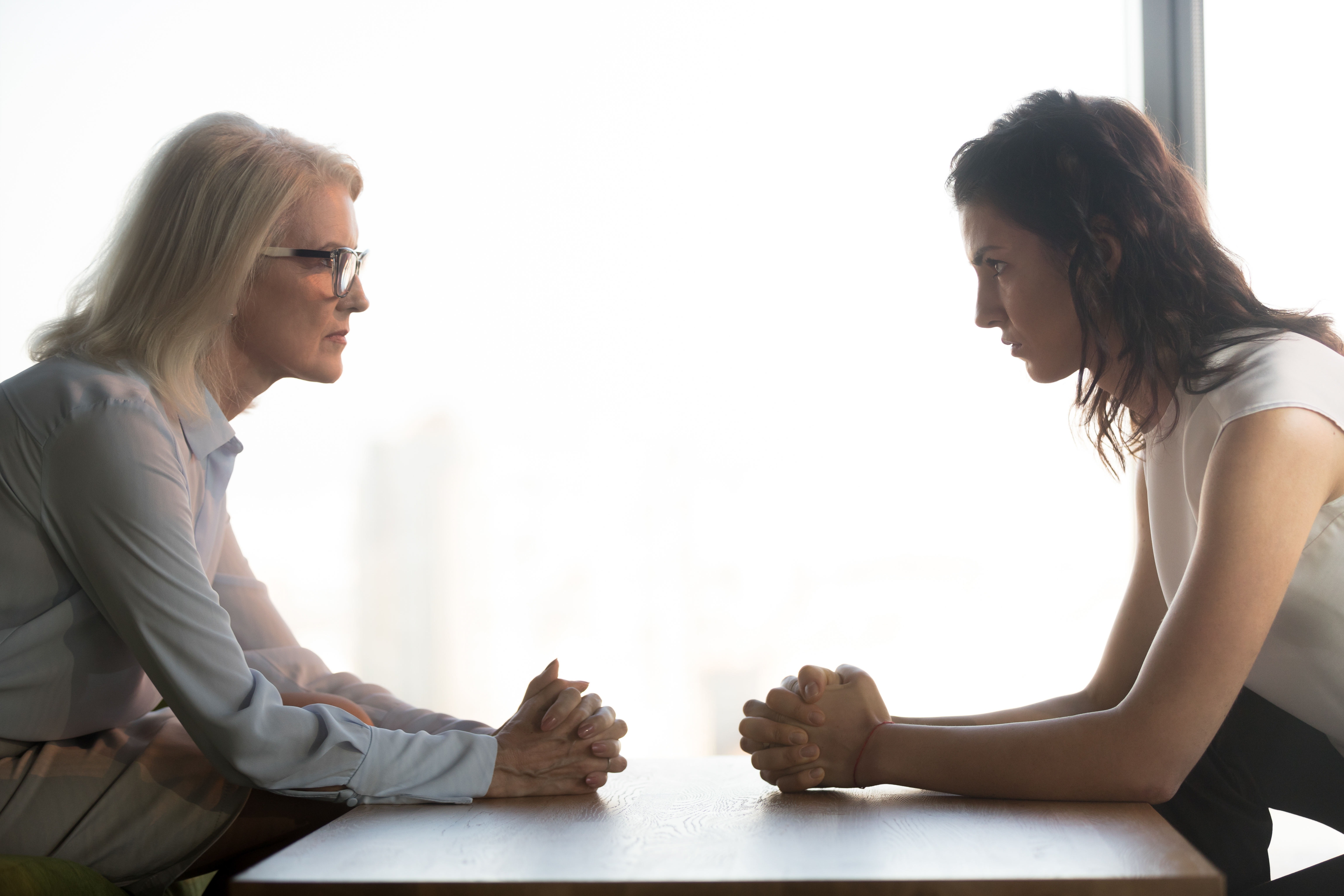 Zwei Frauen schauen sich wütend an | Quelle: Shutterstock