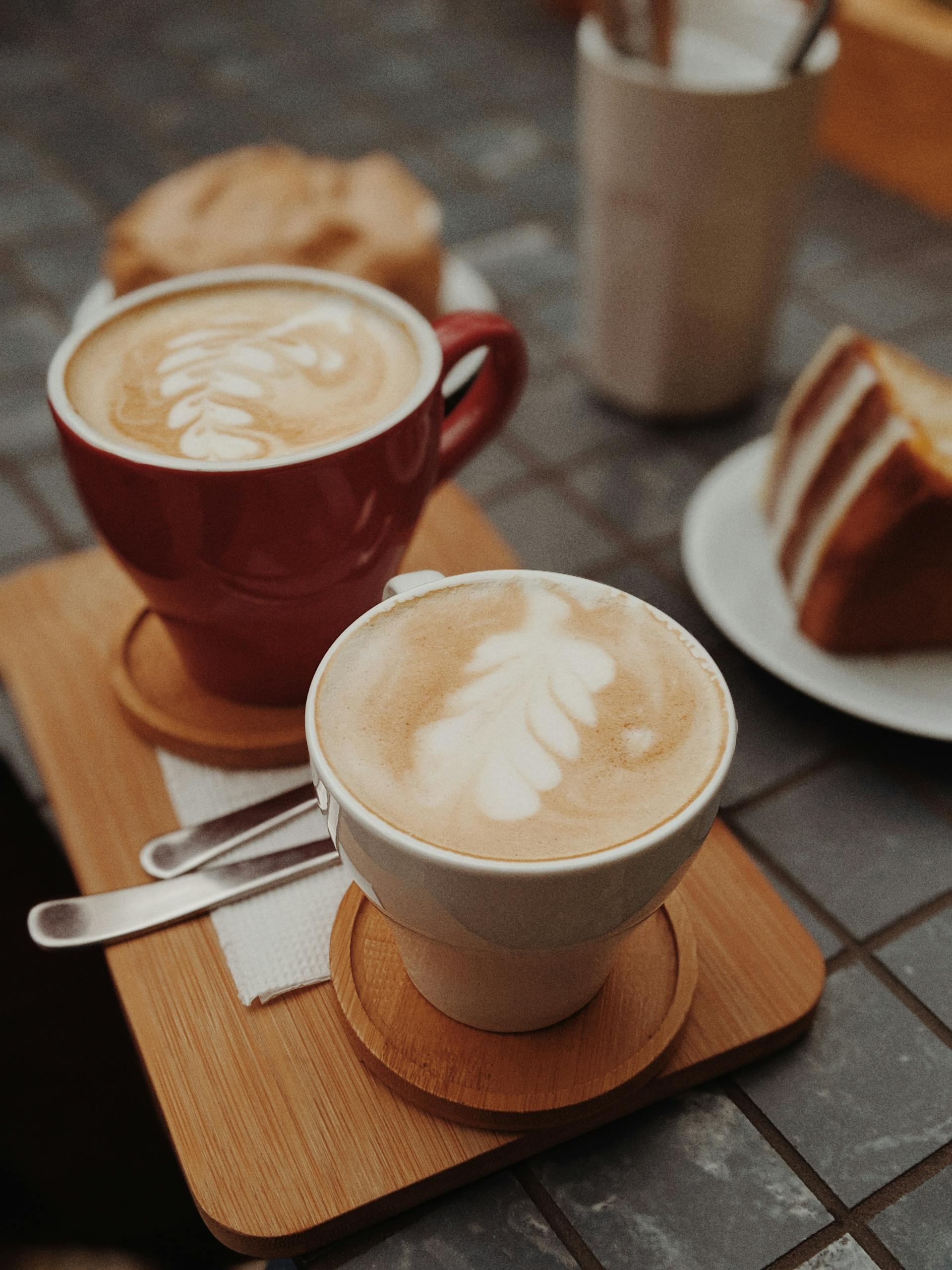 Zwei Tassen braunen Kaffees auf einem braunen Tablett | Quelle: Pexels