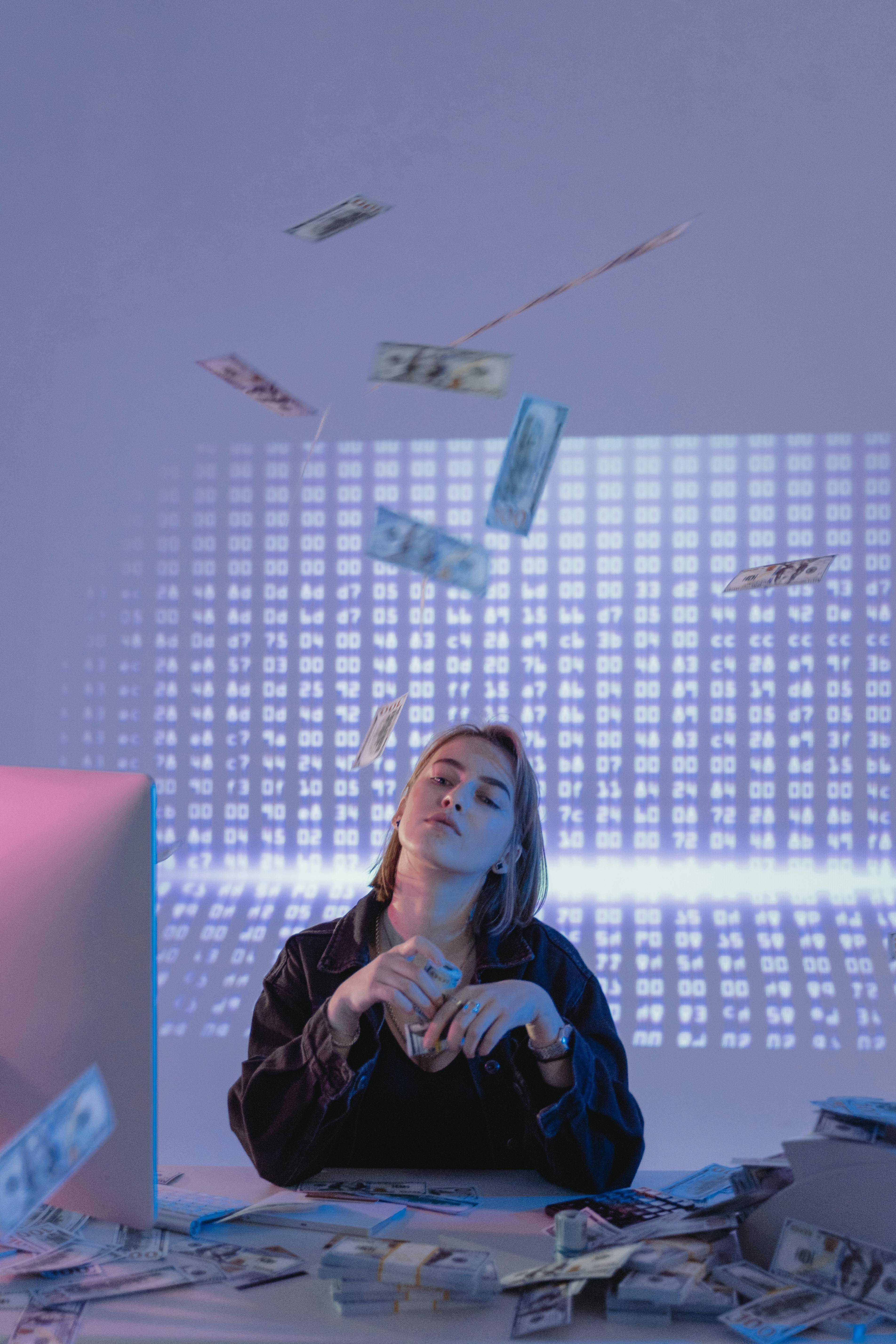 Eine Frau, die mit Geld um sich wirft | Quelle: Pexels