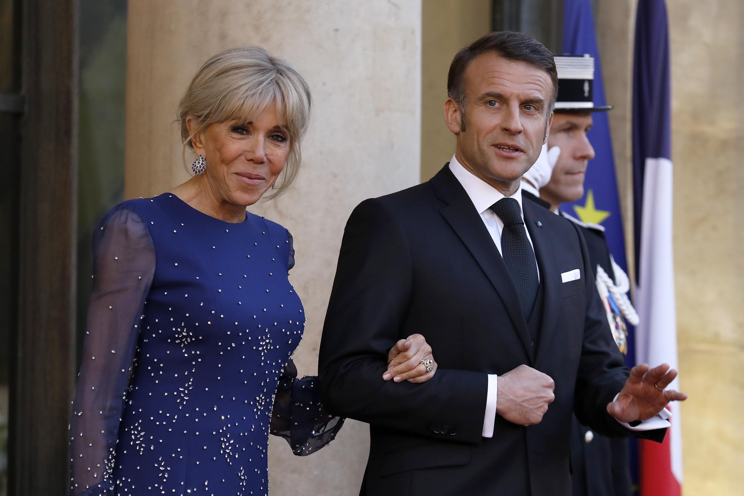 Brigitte und Emmanuel Macron warten auf die Begrüßung von König Frederik X. von Dänemark und Königin Mary von Dänemark im Élysée-Präsidentenpalast im Rahmen des Staatsbesuchs ihrer Majestäten am 31. März 2025 in Paris, Frankreich. | Quelle: Getty Images