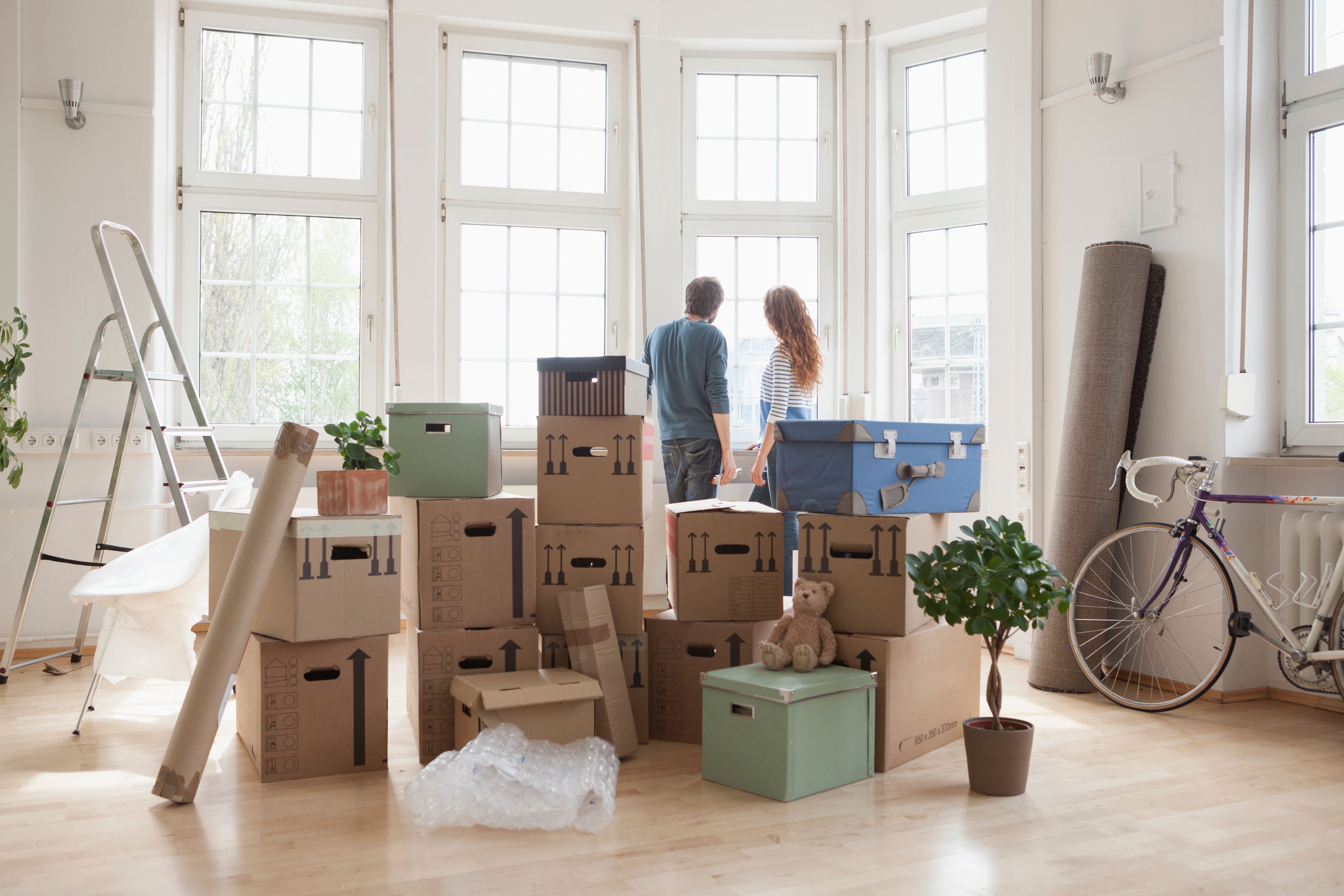 Ein Paar und mehrere Kisten in einem Raum. | Quelle: Getty Images