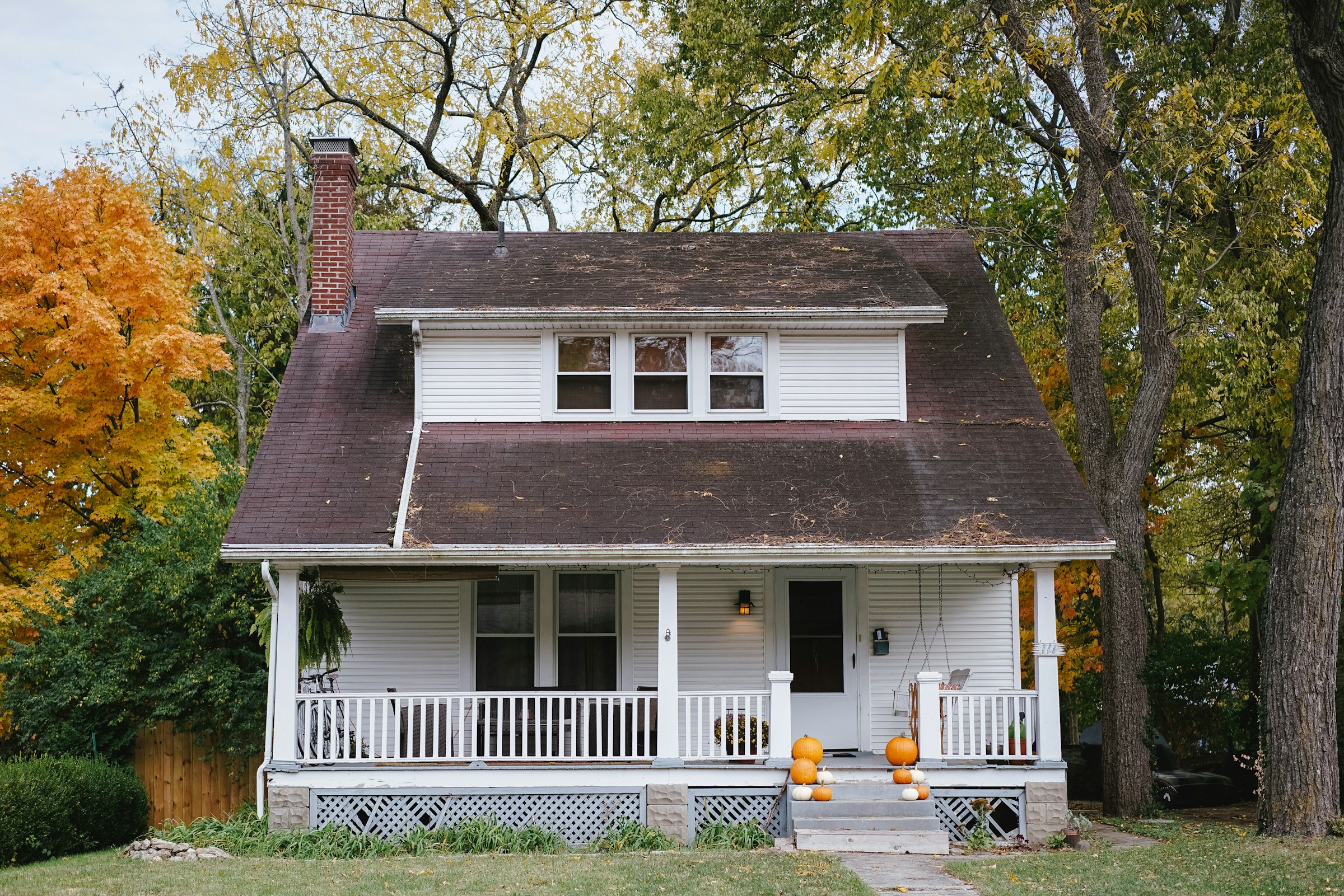 Ein Haus umgeben von Bäumen | Quelle: Unsplash