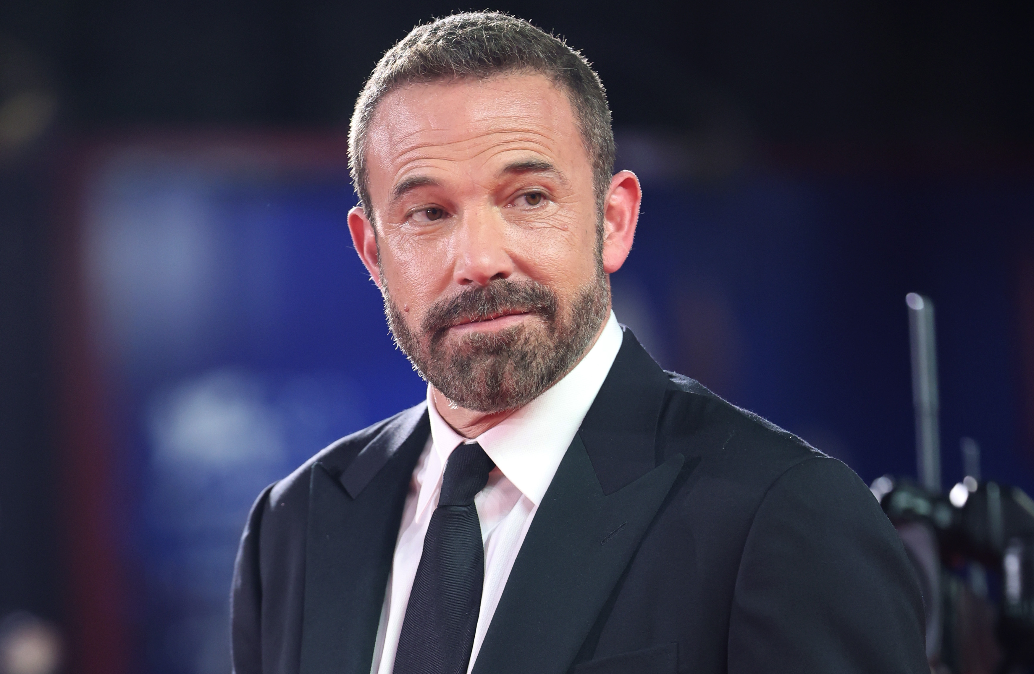 Ben Affleck nimmt am 8. September 2026 an der Vorführung von „Company“ bei den Internationalen Filmfestspielen von Venedig teil. Der Schauspieler ist mittlerweile Teil der Diskussionen rund um Jennifer Lopez’ angebliche neue Romanze geworden, wobei sowohl ein Insider als auch Social-Media-Nutzer Vergleiche mit ihrer früheren Beziehung ziehen. | Quelle: Getty Images