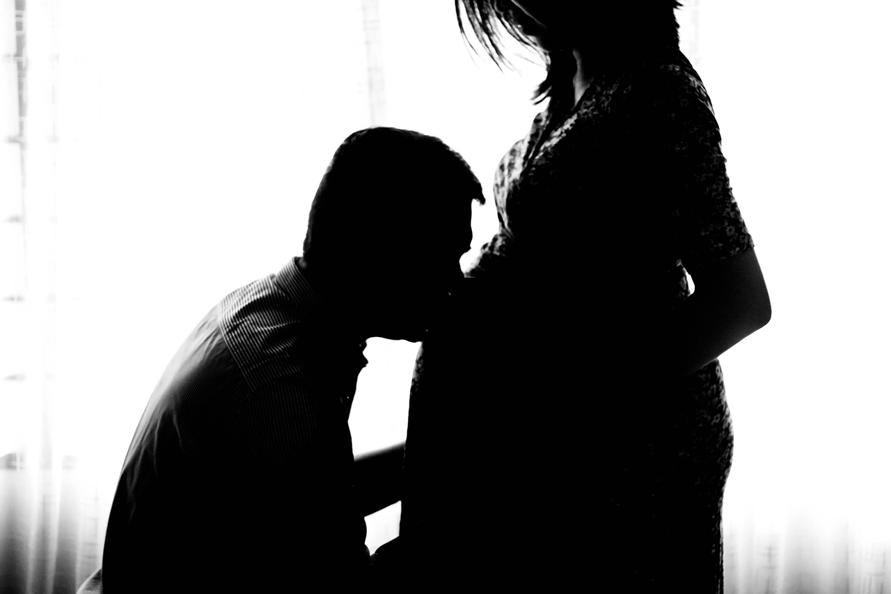 Mann küsst den Bauch einer schwangeren Frau | Quelle: Pixabay