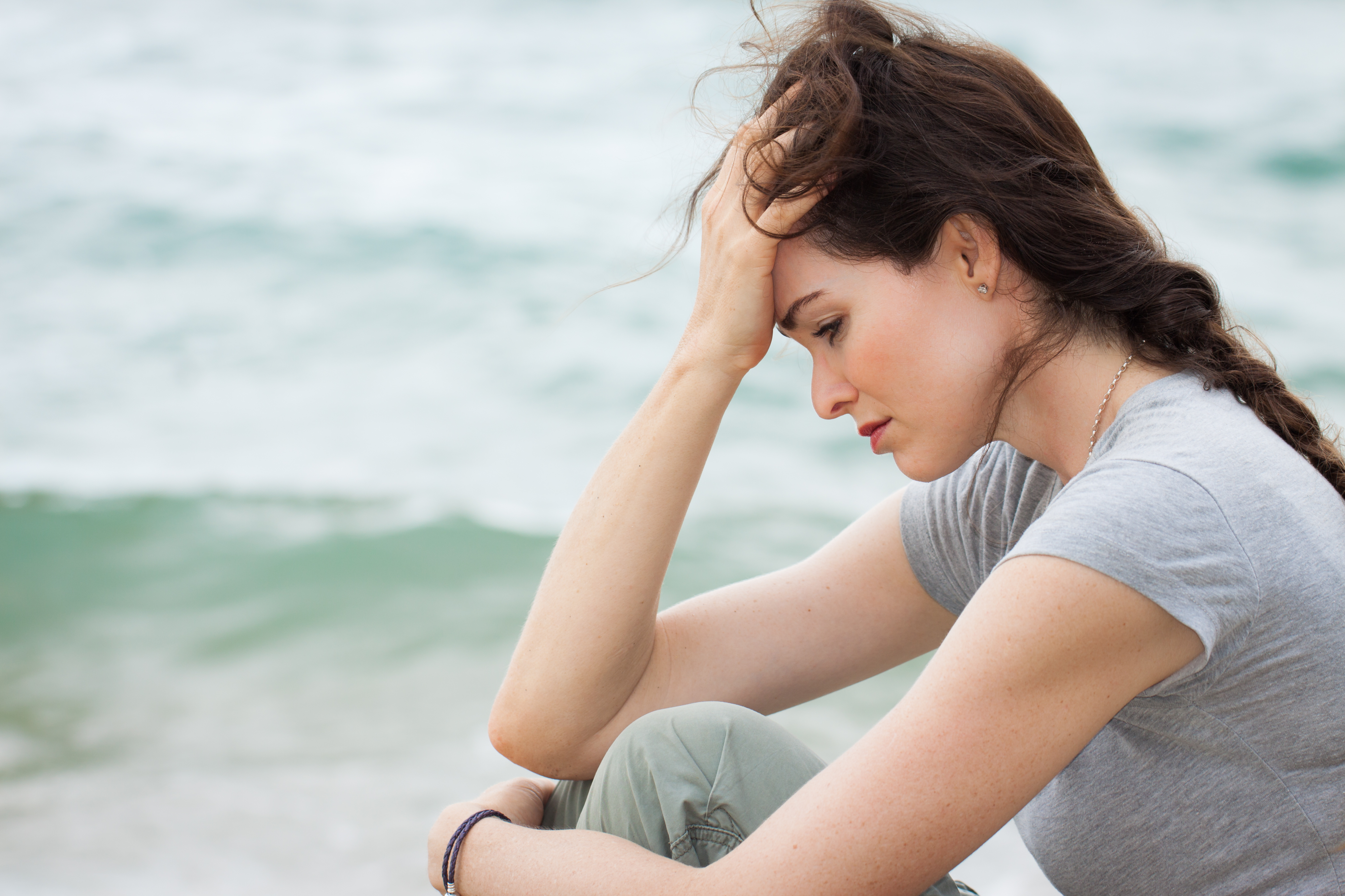 Eine depressive, in Gedanken versunkene Frau | Quelle: Shutterstock