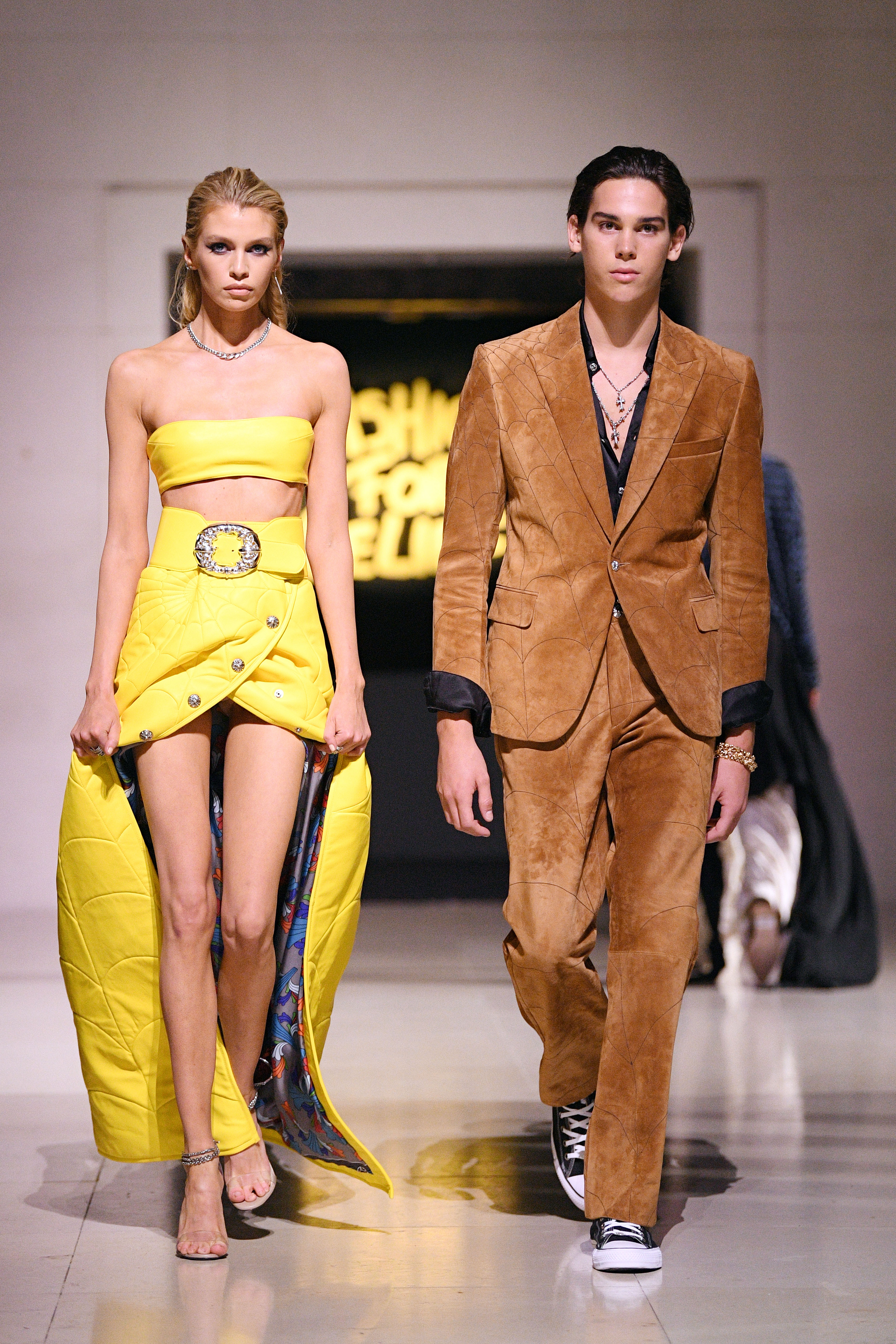 Stella Maxwell und Paris Brosnan laufen über den Laufsteg bei der Fashion For Relief Laufstegshow im British Museum in London am 14. September 2019 | Quelle: Getty Images