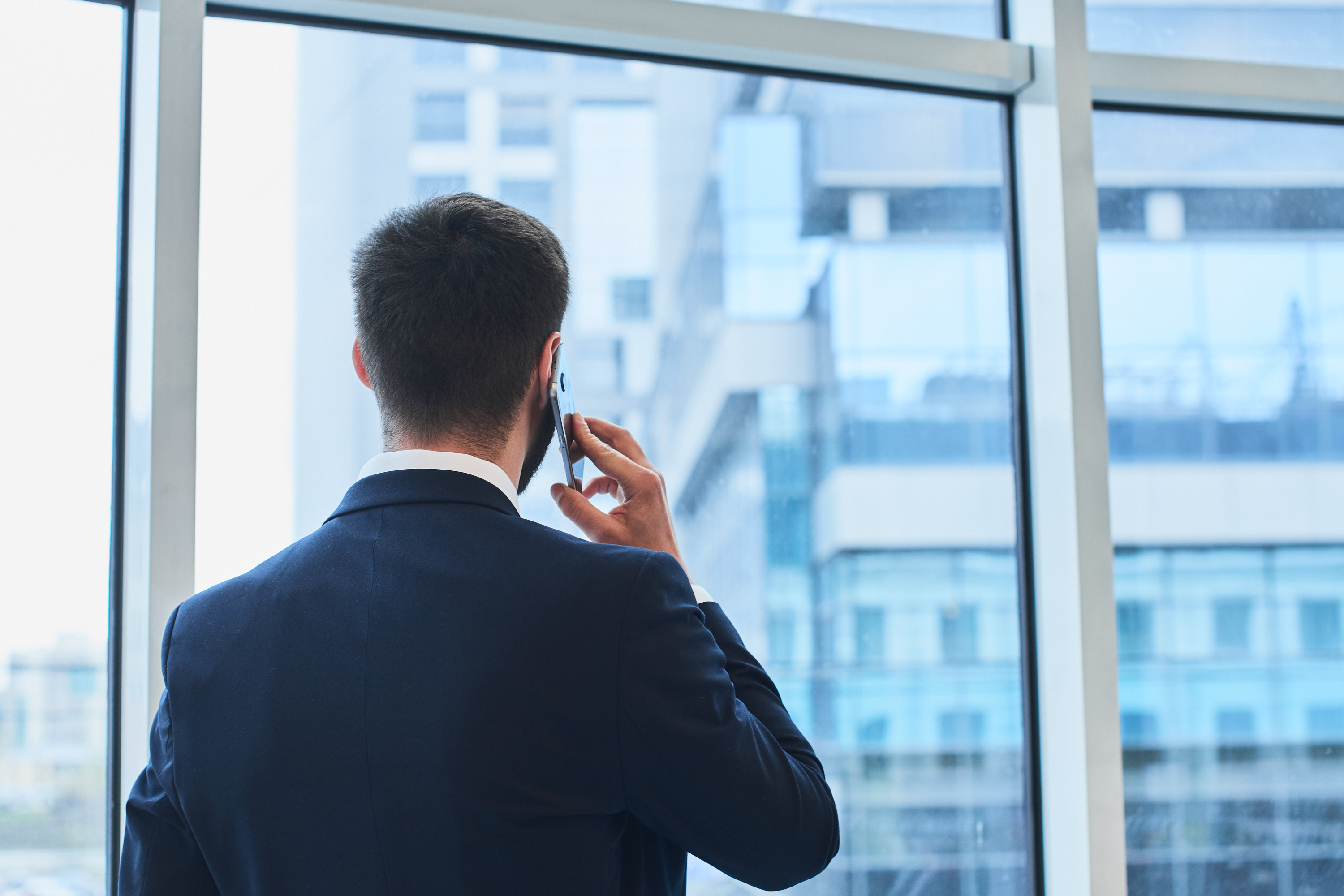 Ein Mann in einem Büro am Telefon | Quelle: Shutterstock