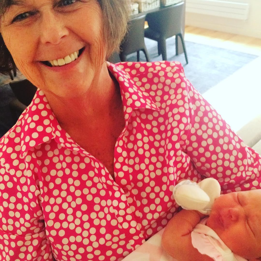 Nancy Guthrie hält ihr Enkelkind | Quelle: Instagram/savannahguthrie