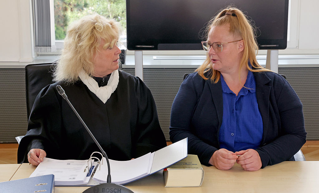 21. Mai 2026, Mecklenburg-Vorpommern, Rostock: Die Rechtsanwältin Christine Habetha und die Mutter des ermordeten Achtjährigen warten im Gerichtssaal des Landgerichts auf die Fortsetzung des Mordprozesses. | Quelle: Getty Images