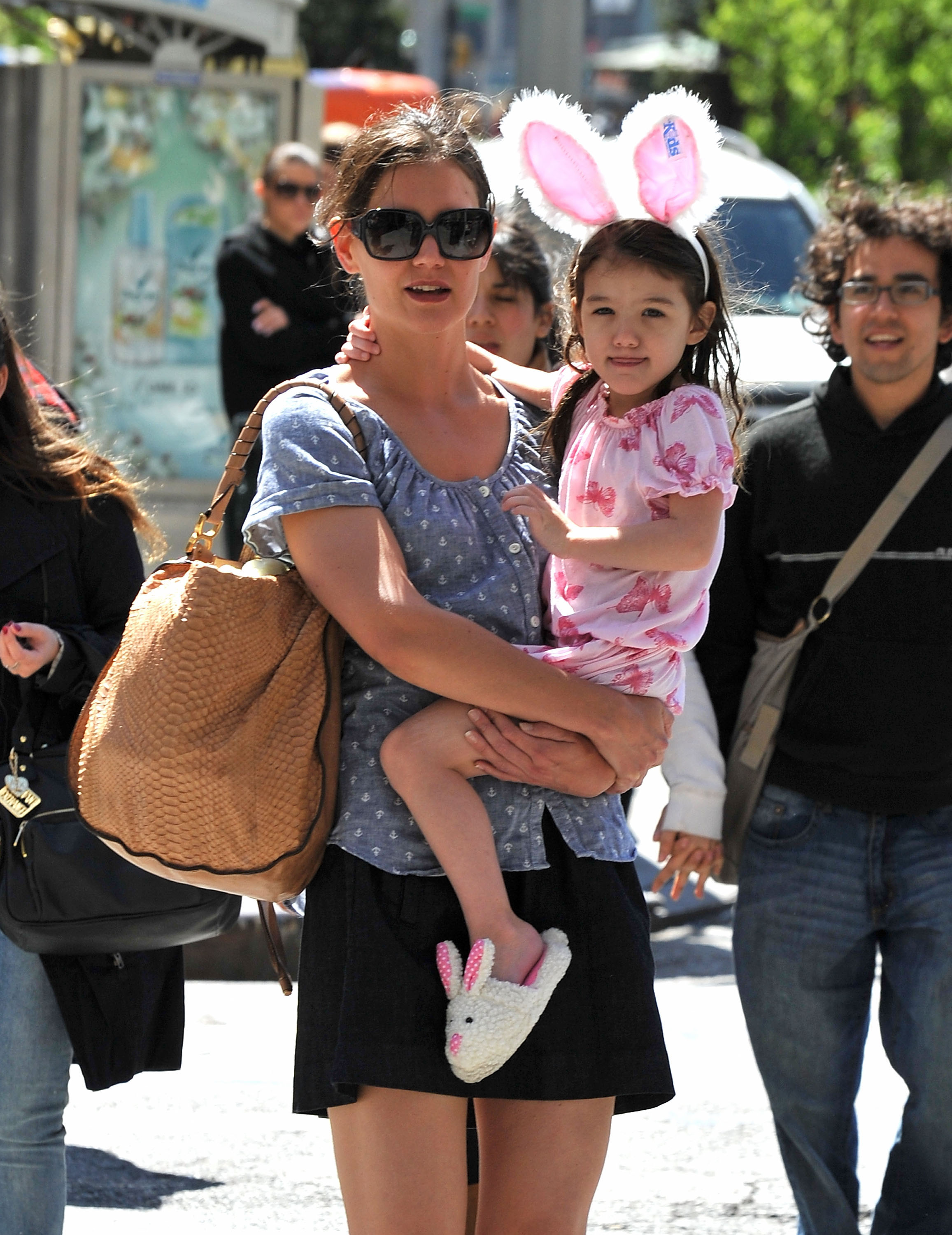 Katie Holmes und Suri Cruise spazieren am 10. April 2010 am Union Square in New York City. | Quelle: Getty Images