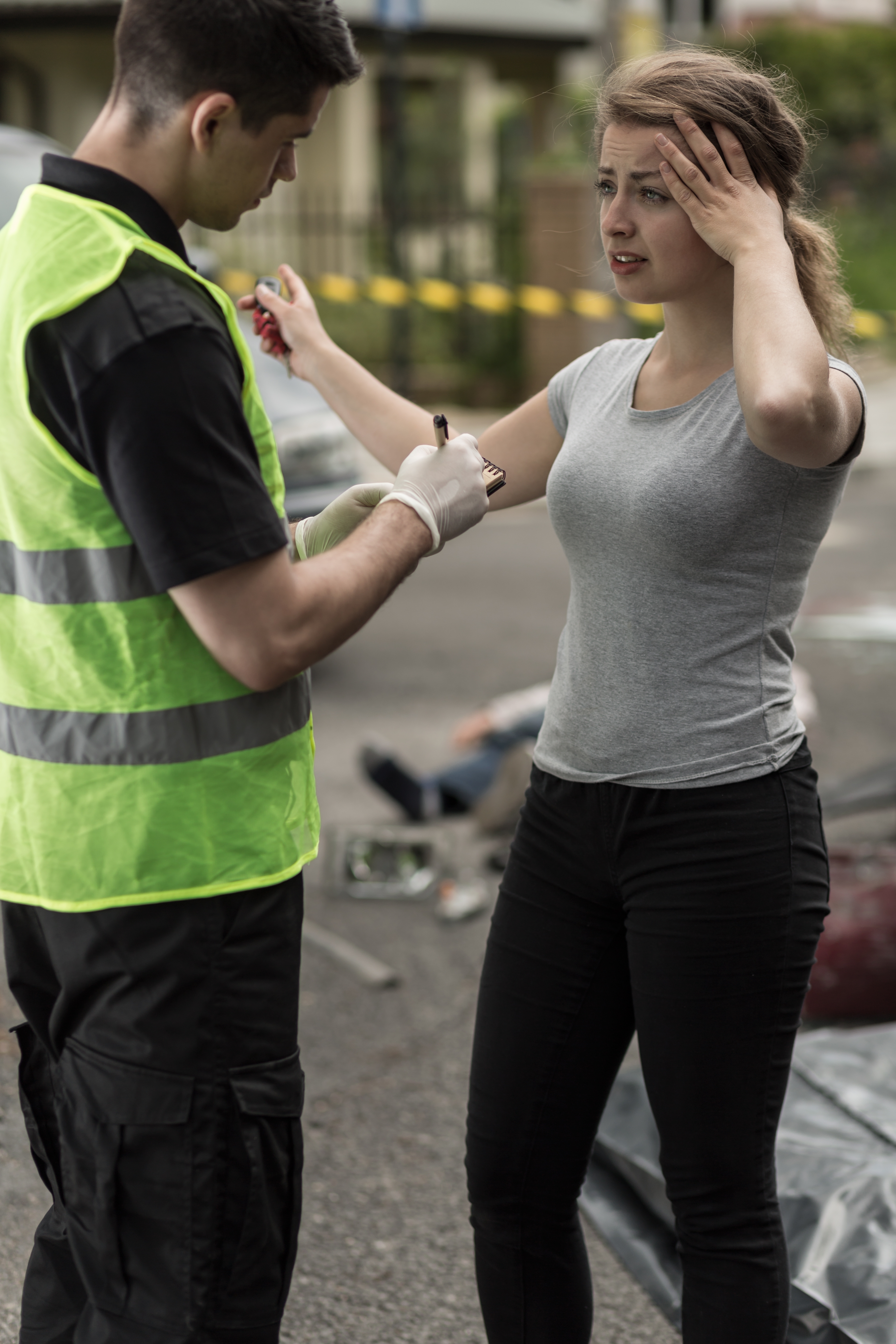 Eine Frau macht eine Aussage vor einem Polizeibeamten. | Quelle: Shutterstock