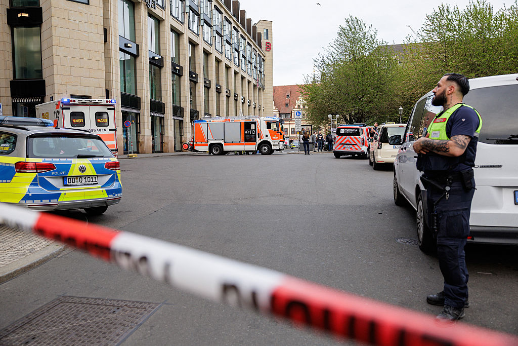 Rettungskräfte sind am 4. Mai 2026 im Stadtzentrum von Leipzig in Ostdeutschland im Einsatz, wo ein Auto in eine Menschenmenge gerast ist und dabei mindestens zwei Menschen getötet sowie mehrere verletzt hat. | Quelle: Getty Images