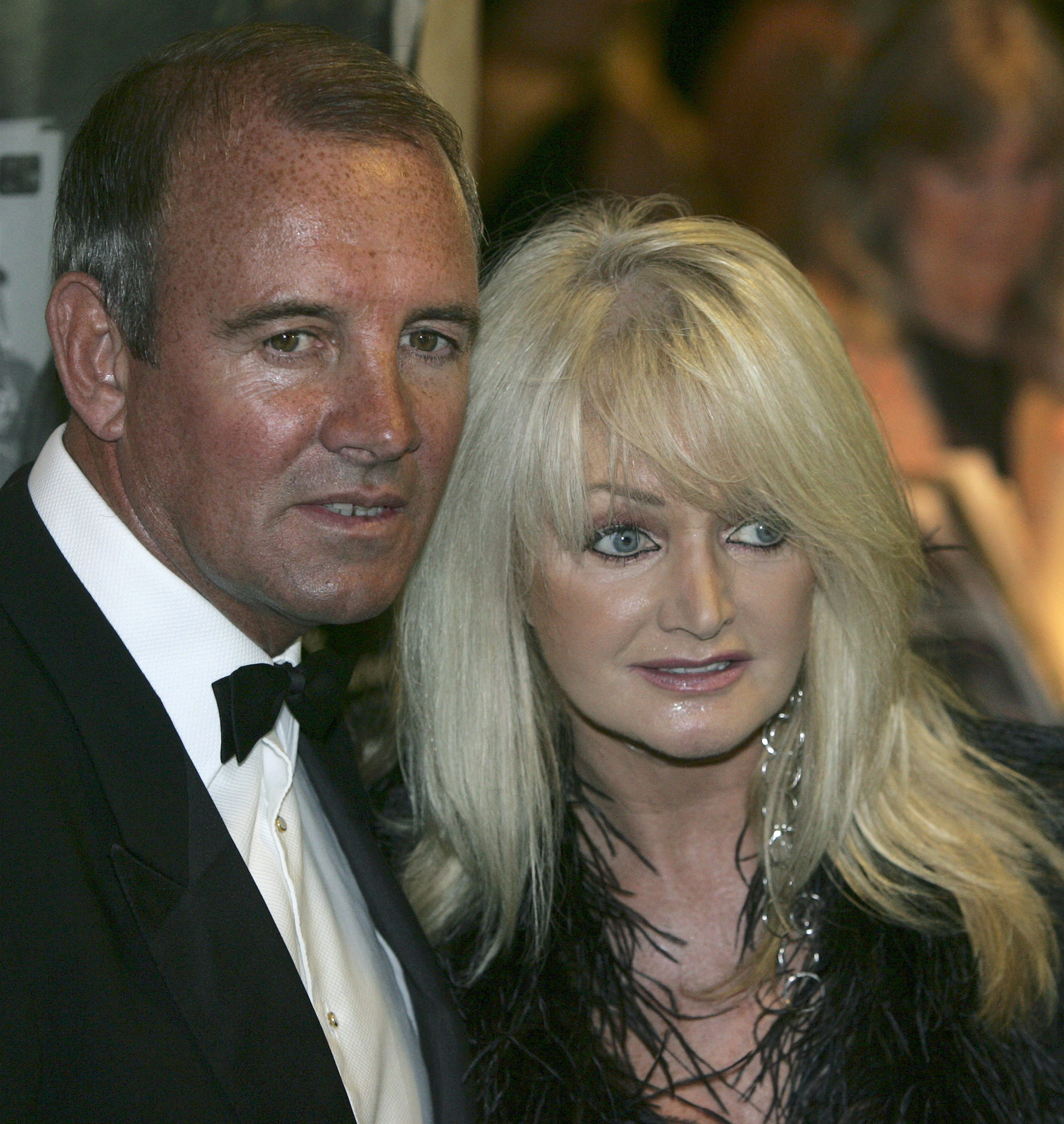 Sie blieben bis zu ihrem Tod zusammen, doch 2016 gab es eine kleine Panne. Bei dieser Veranstaltung kamen Bonnie Tyler und ihr Ehemann Robert Sullivan bei der „Adopt-A-Minefield“-Benefizgala zur Unterstützung von Landminenopfern am 28. Mai 2005 in Neuss, Deutschland. | Quelle: Getty Images