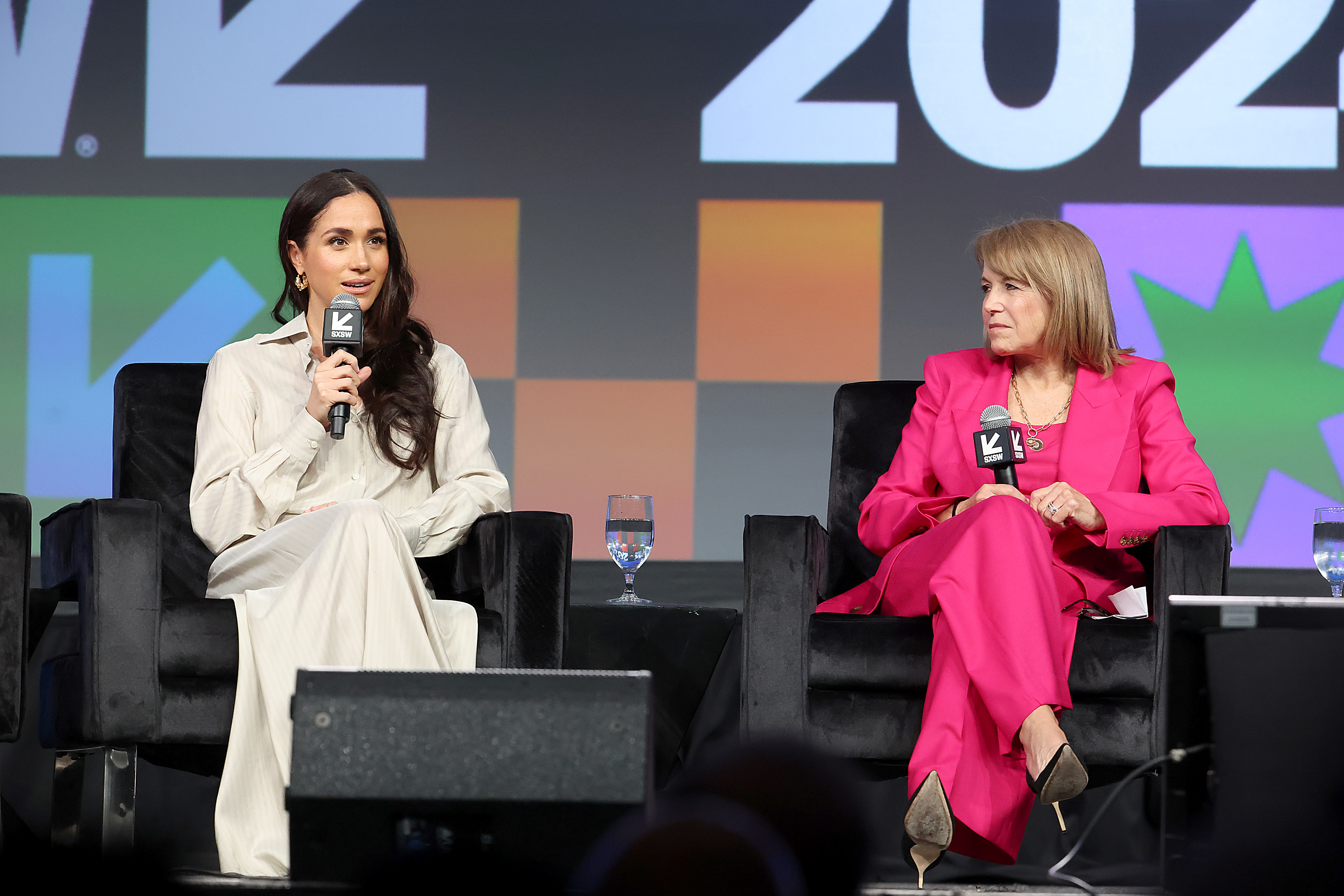 Meghan Markle und Katie Couric bei der Veranstaltung "Breaking Barriers, Shaping Narratives: How Women Lead On and Off the Screen" während der 2024 SXSW Conference and Festival im Austin Convention Center am 8. März 2024 in Austin, Texas. | Quelle: Getty Images