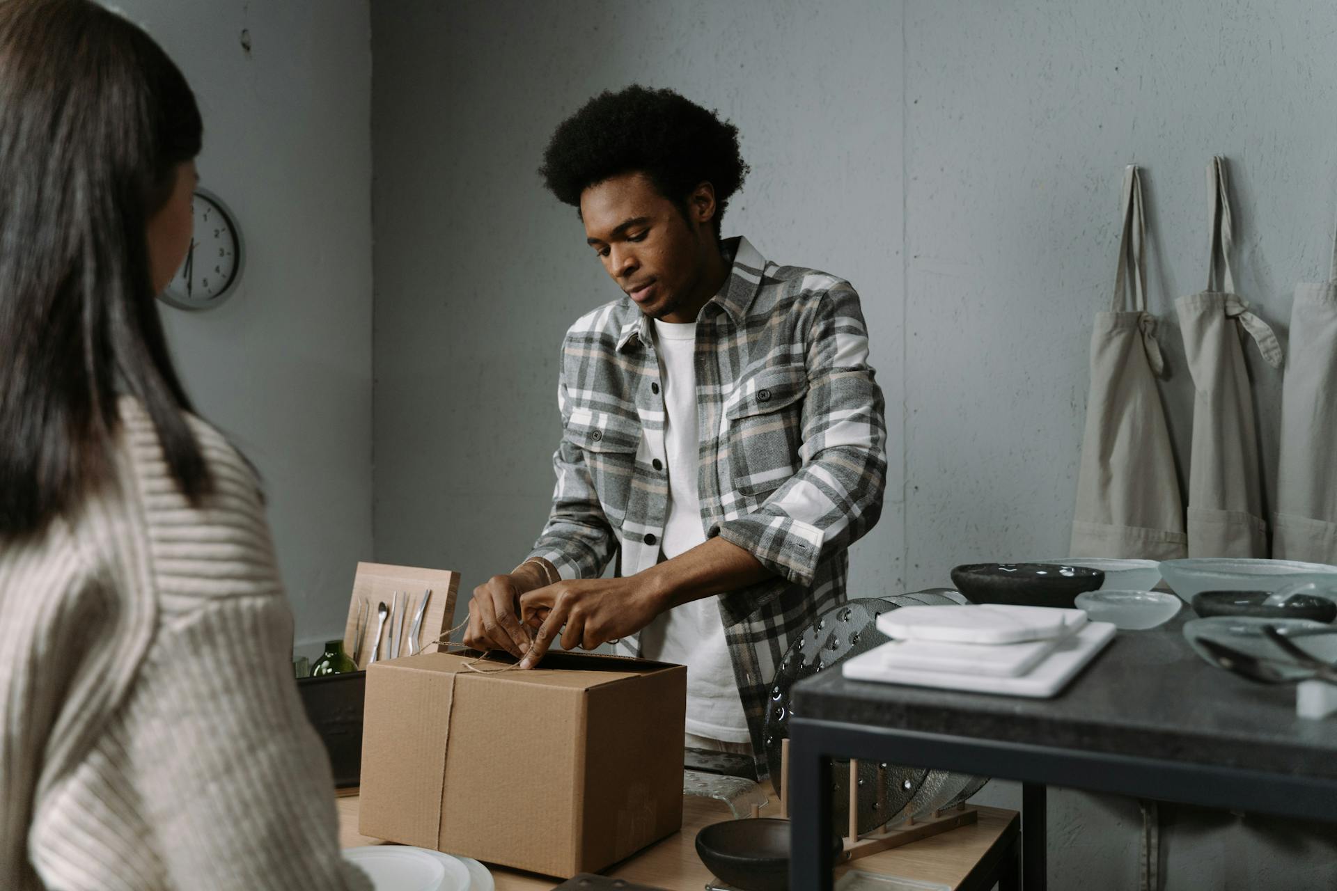 Ein ernsthafter Mann beim Packen von Vorräten | Quelle: Pexels