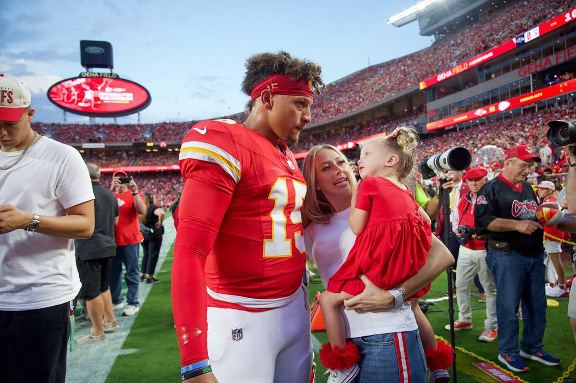 Patrick Mahomes besucht seine Frau Brittany und Tochter Sterling an der Seitenlinie am 5. September 2024 im GEHA Field im Arrowhead Stadium in Kansas City, Missouri. | Quelle: Getty Images