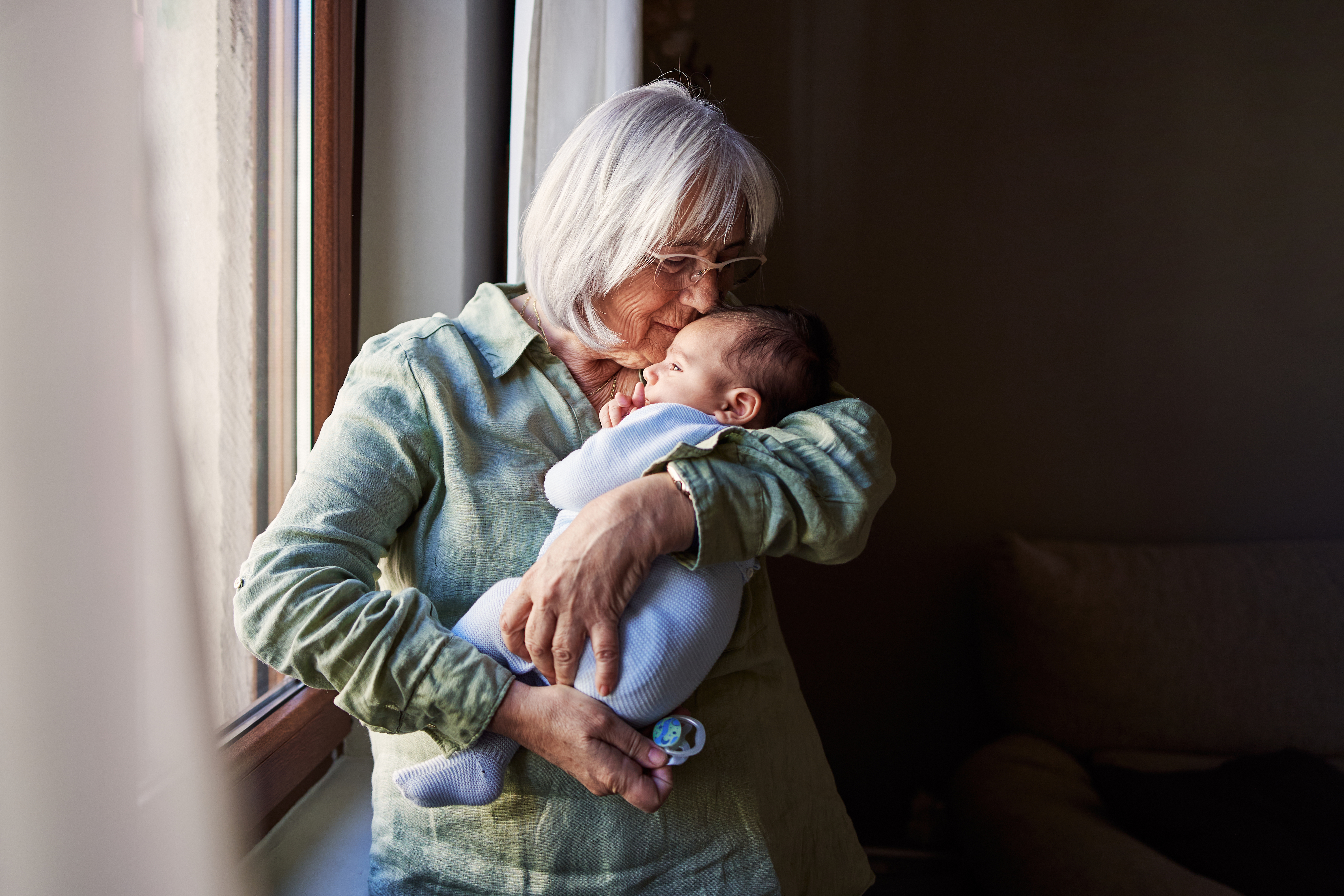Eine ältere Frau kümmert sich um ein Baby | Quelle: Getty Images