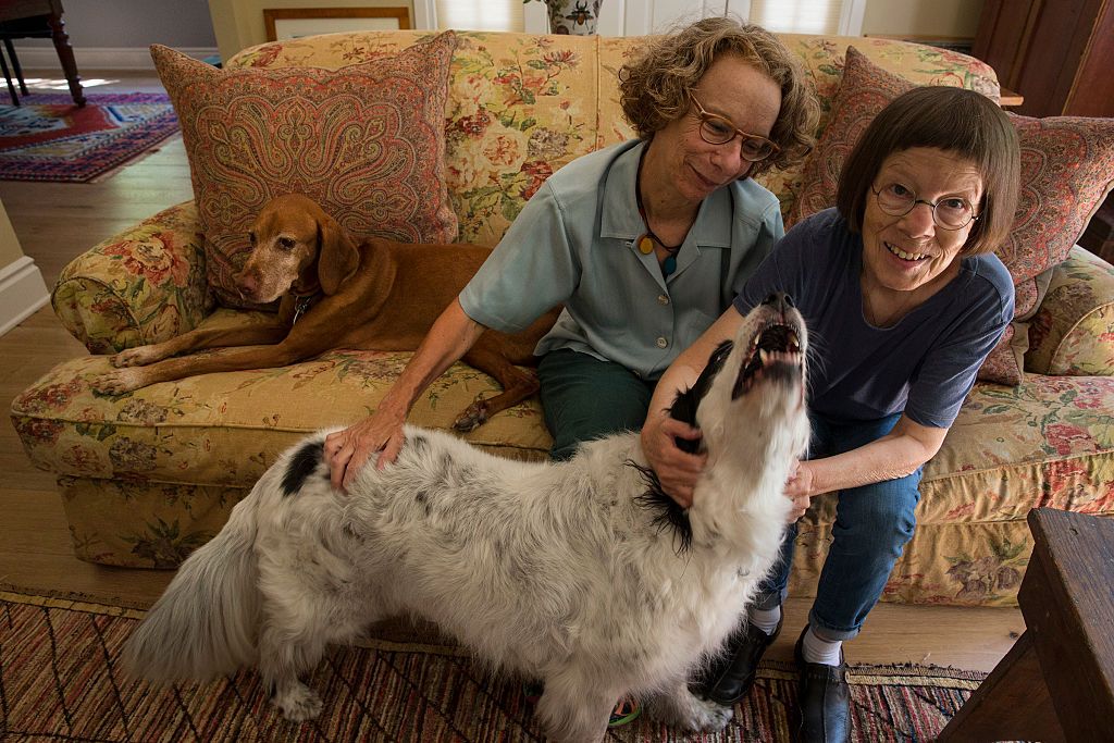 Linda Hunt, rechts, mit ihrer Frau Karen Klein im Jahr 2014 in ihrem Haus in Los Angeles | Quelle: Getty Images