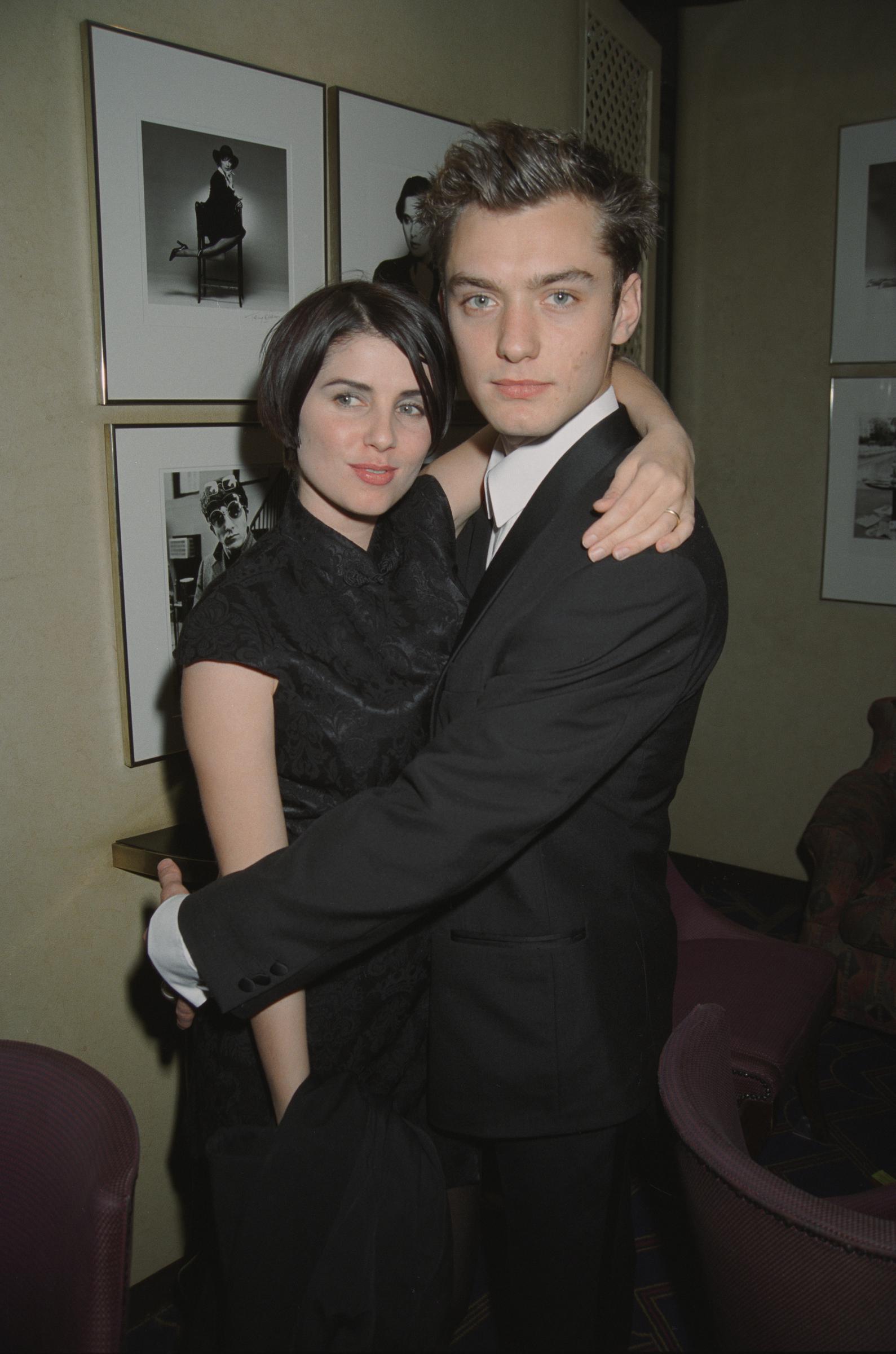 Sadie Frost und Jude Law besuchen die Premiere von Michael Hoffmans "Restoration" im Empire cinema, London, am 07. März 1996 | Quelle: Getty Images