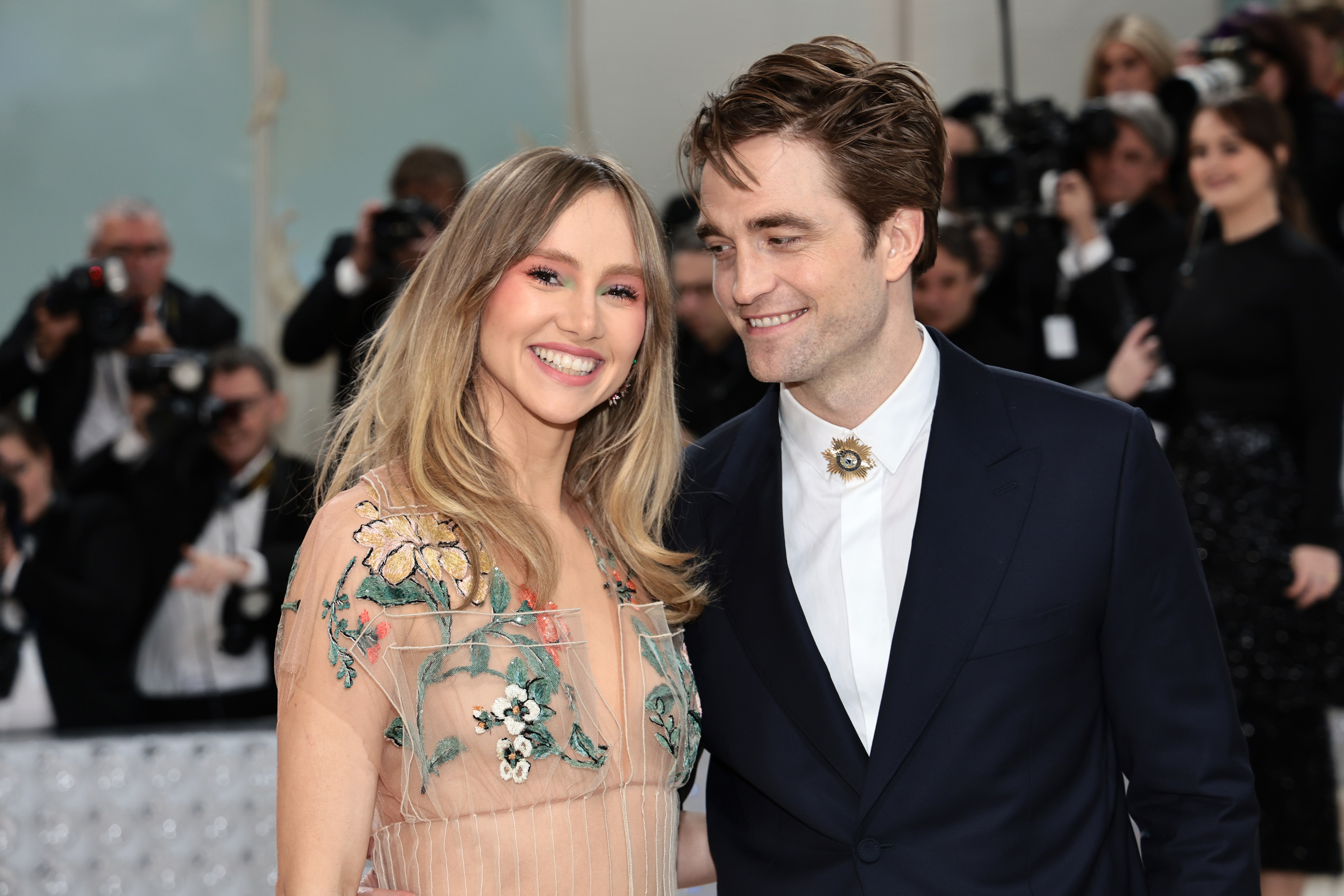 Suki Waterhouse und Robert Pattinson besuchen die Met Gala zur Feier von "Karl Lagerfeld: A Line Of Beauty" in New York City am 01. Mai 2023. | Quelle: Getty Images