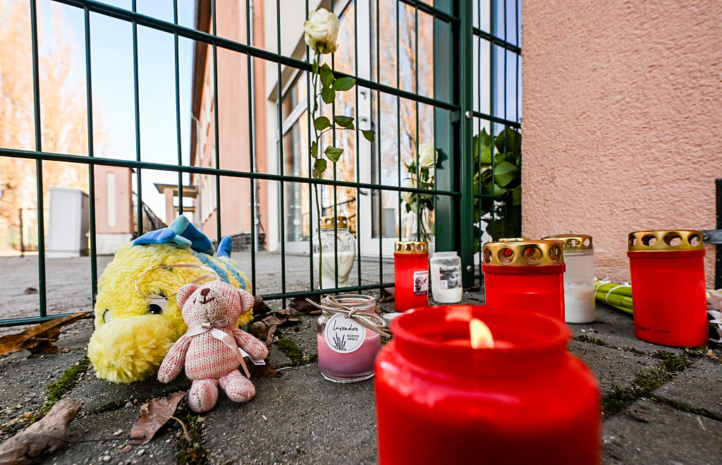 20. Januar 2026, Berlin: Vor der Kindertagesstätte in Niederschöneweide, wo gestern ein Junge bei einem Unfall ums Leben kam, liegen Kerzen, Blumen und Kuscheltiere. | Quelle: Getty Images