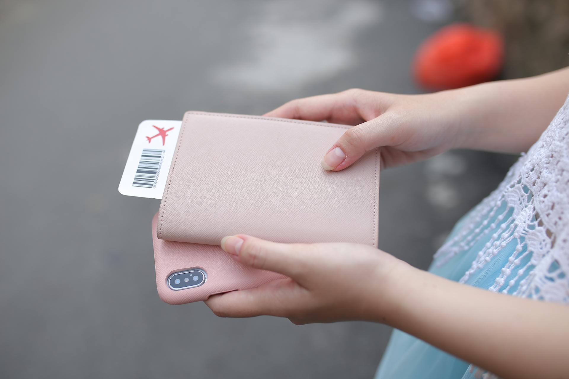 Eine Frau hält ein Ticket und ein Telefon in der Hand | Quelle: Pexels