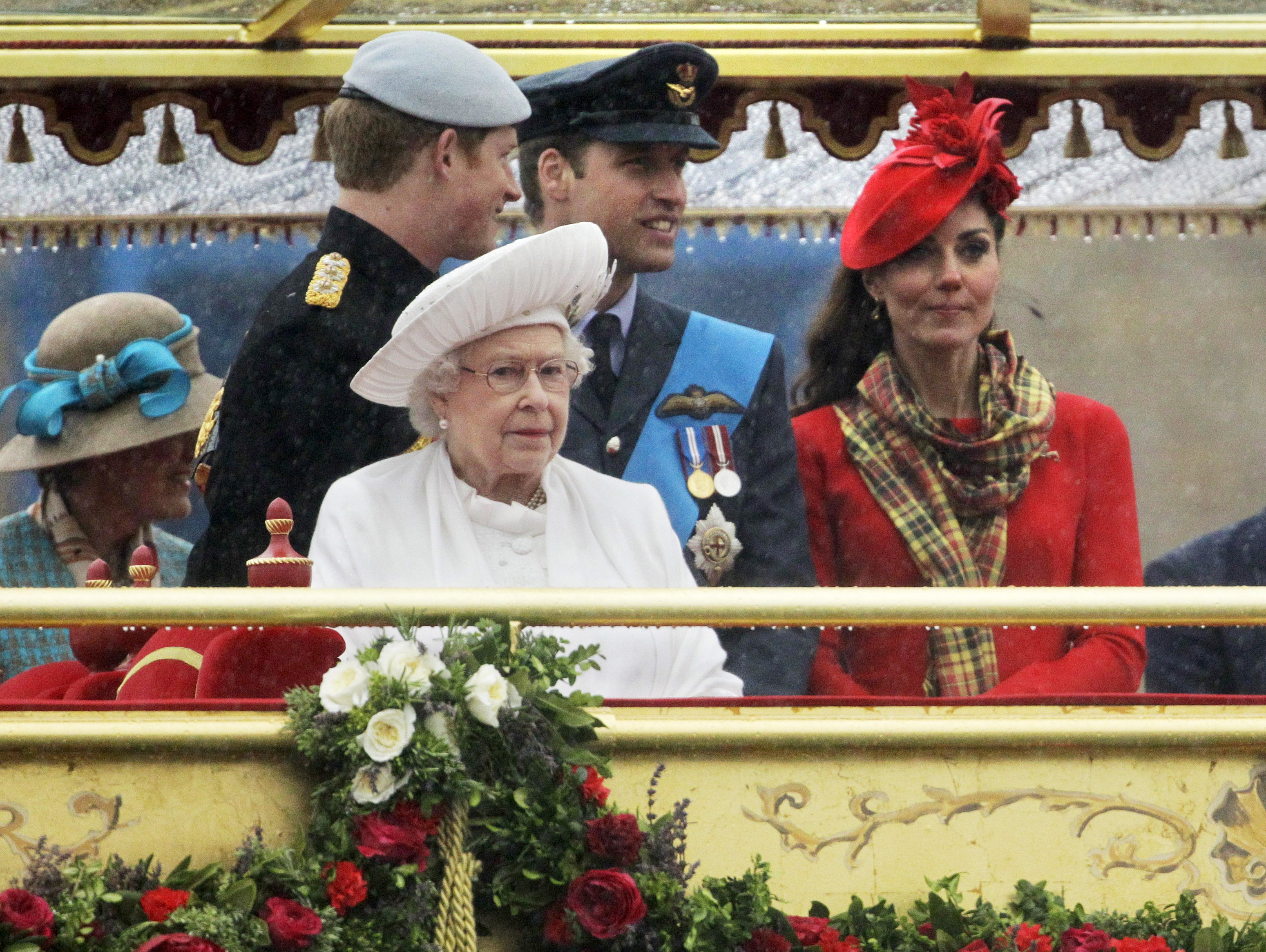 Prinz Harry, die britische Königin Elizabeth, Prinz William und Catherine, Herzogin von Cambridge, während des Diamond Jubilee River Pageant in London am 3. Juni 2012.| Quelle: Getty Images