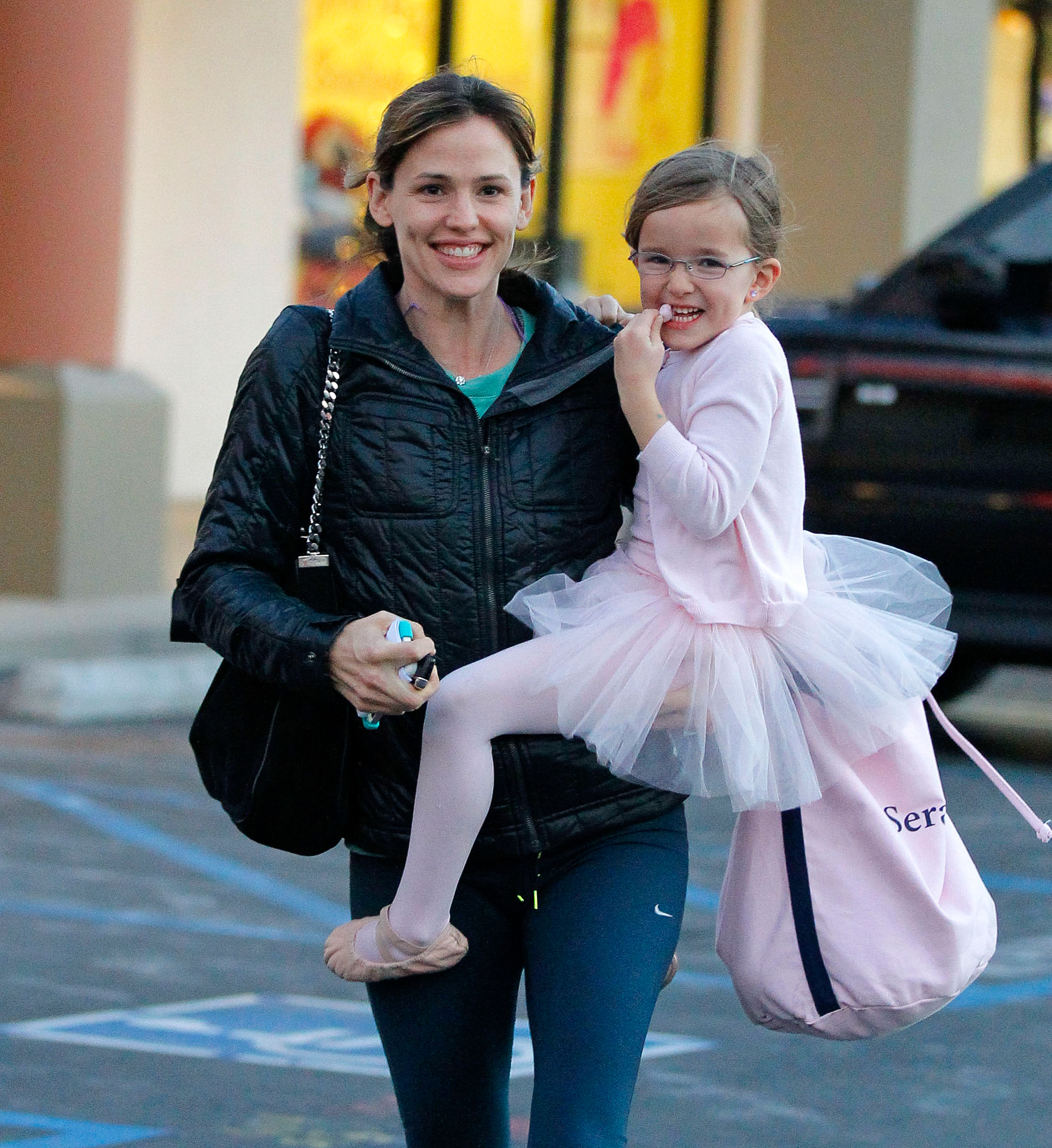 Jennifer Garner und Seraphina Affleck werden am 13. Dezember 2013 in Los Angeles, Kalifornien, gesehen. | Quelle: Getty Images