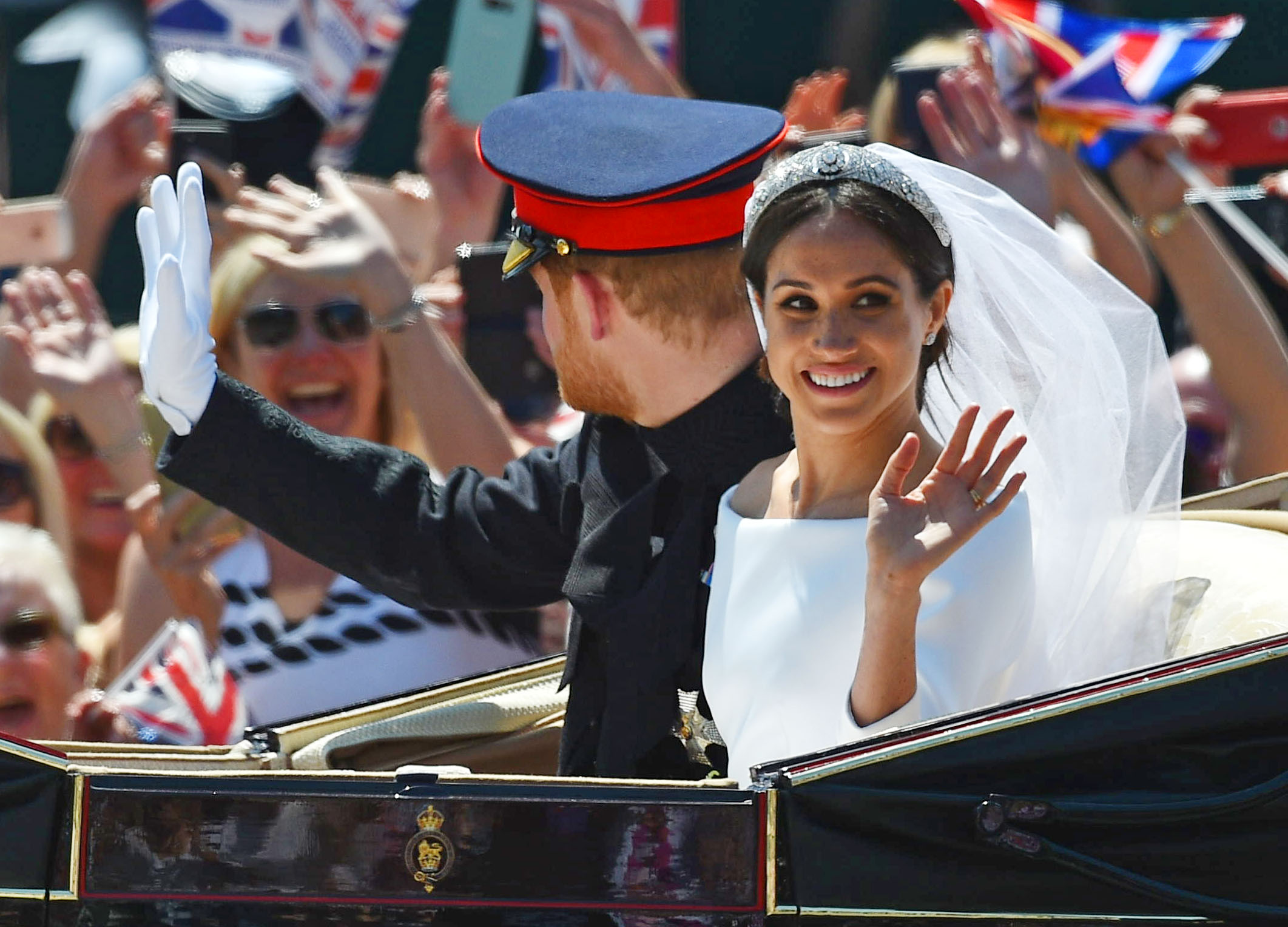 Nach ihrer königlichen Hochzeit fuhren Meghan und Harry in einer offenen Kutsche durch Windsor, während Tausende von Gratulanten ihnen zujubelten. Hinter den Feierlichkeiten hatte sich ihre Beziehung zu ihrem Vater jedoch bereits verschlechtert – ein Familienzwist, der jahrelang ungelöst bleiben sollte. | Quelle: Getty Images