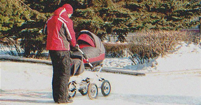 Ein Mann, der einen Kinderwagen auf der Straße schiebt | Quelle: Shutterstock