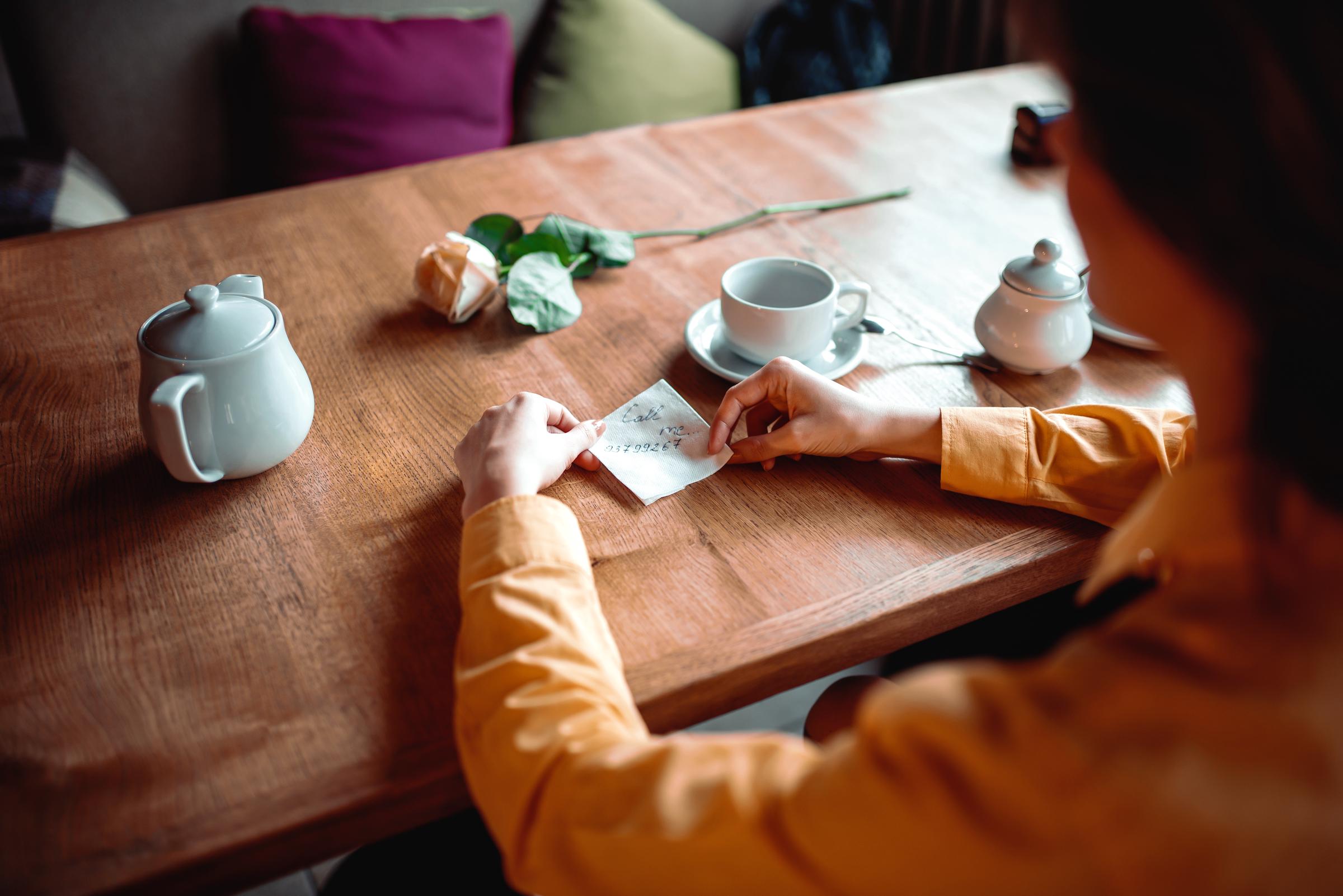 Eine Person, die einen Liebesbrief in der Hand hält | Quelle: Shutterstock