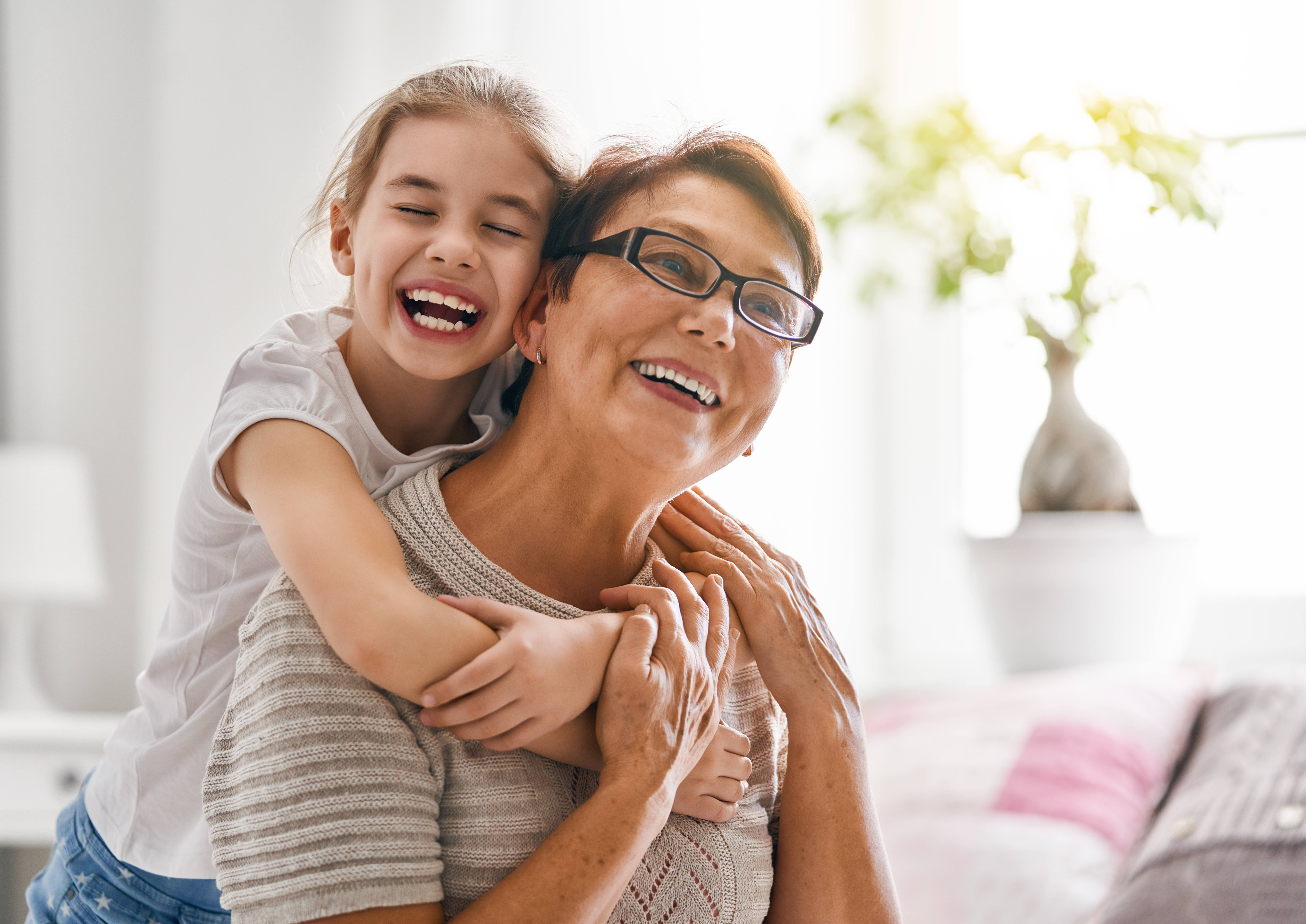 Ein kleines Mädchen und ihre Großmutter lächeln | Quelle: Shutterstock