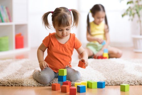 Kinder spielen mit Blöcken | Quelle: Shutterstock