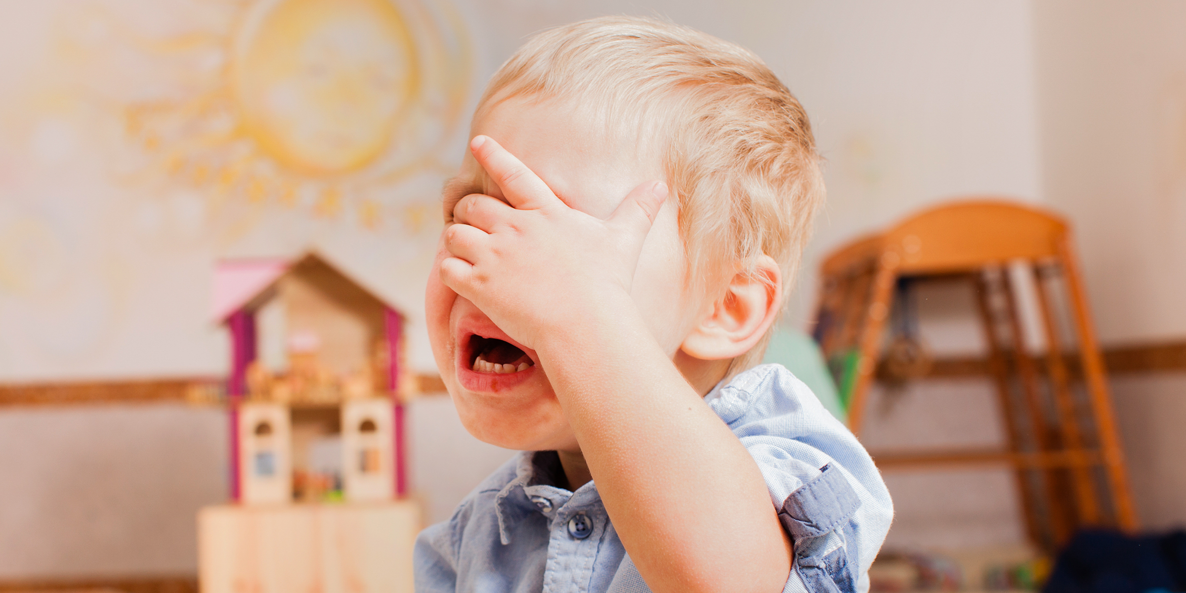 Ein kleiner Junge, der sein Gesicht bedeckt und weint | Quelle: Shutterstock