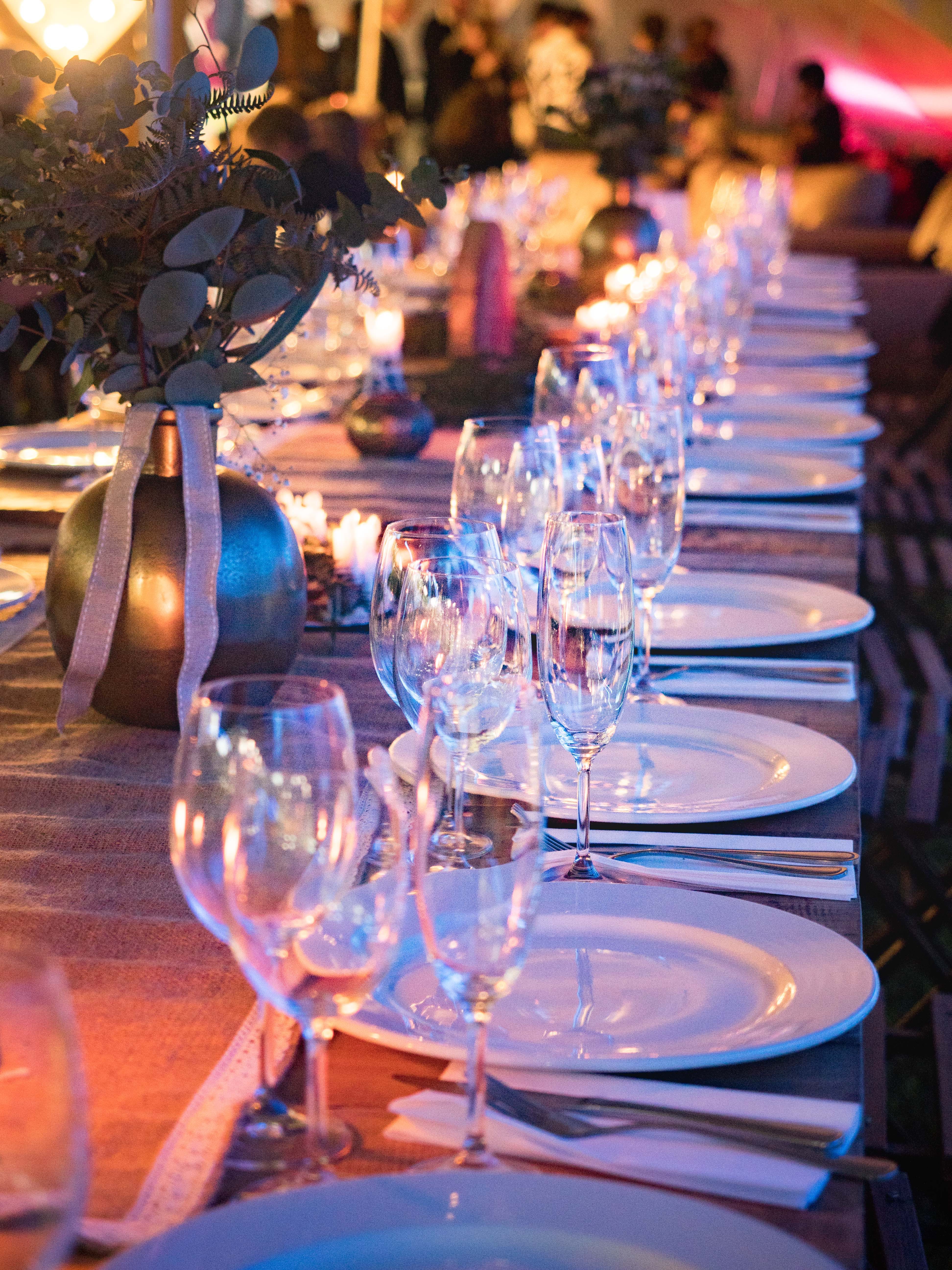 Ein Tischarrangement mit Gläsern und Tellern bei einer Veranstaltung im Freien | Quelle: Pexels