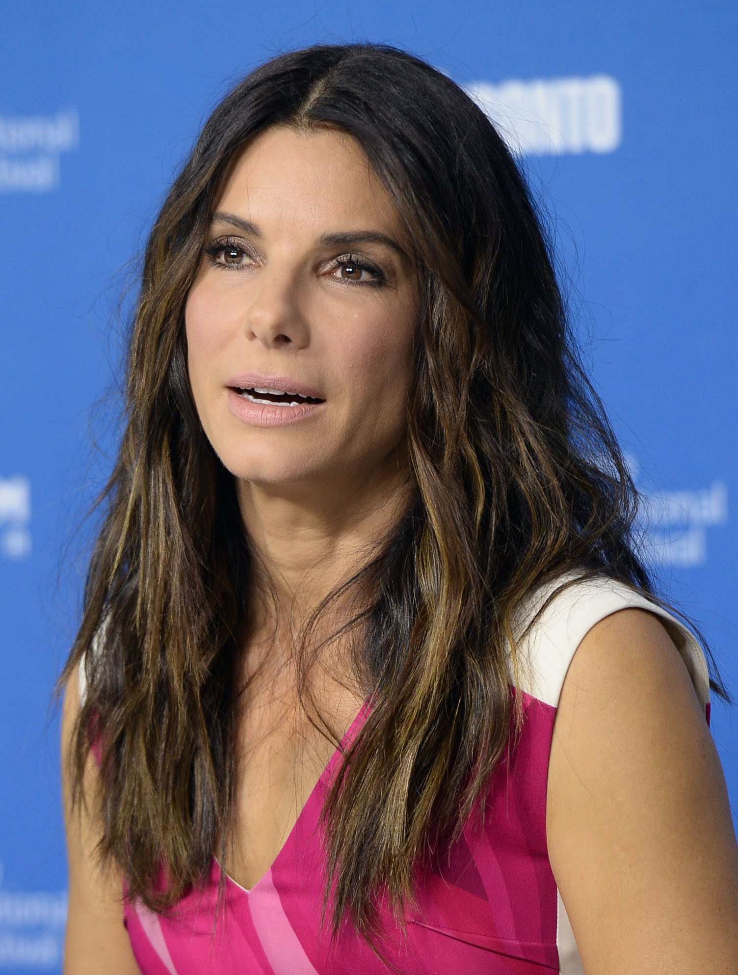 Sandra Bullock bei der Pressekonferenz für "Gravity" in Toronto, 2013 | Quelle: Getty Images