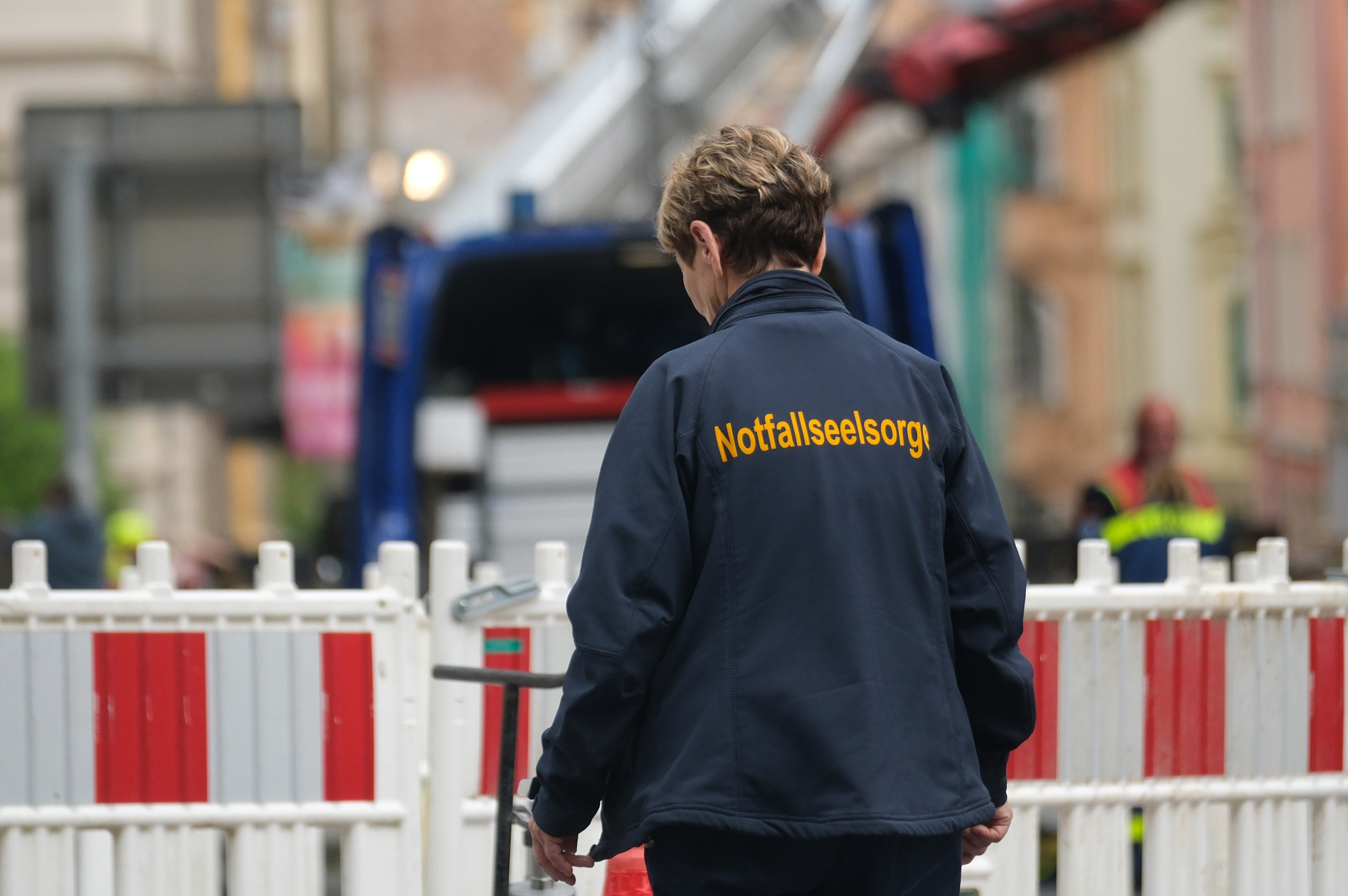Seelsorger in der Nähe des eingestürzten Gebäudes am 20. Mai 2026 | Quelle: Getty Images