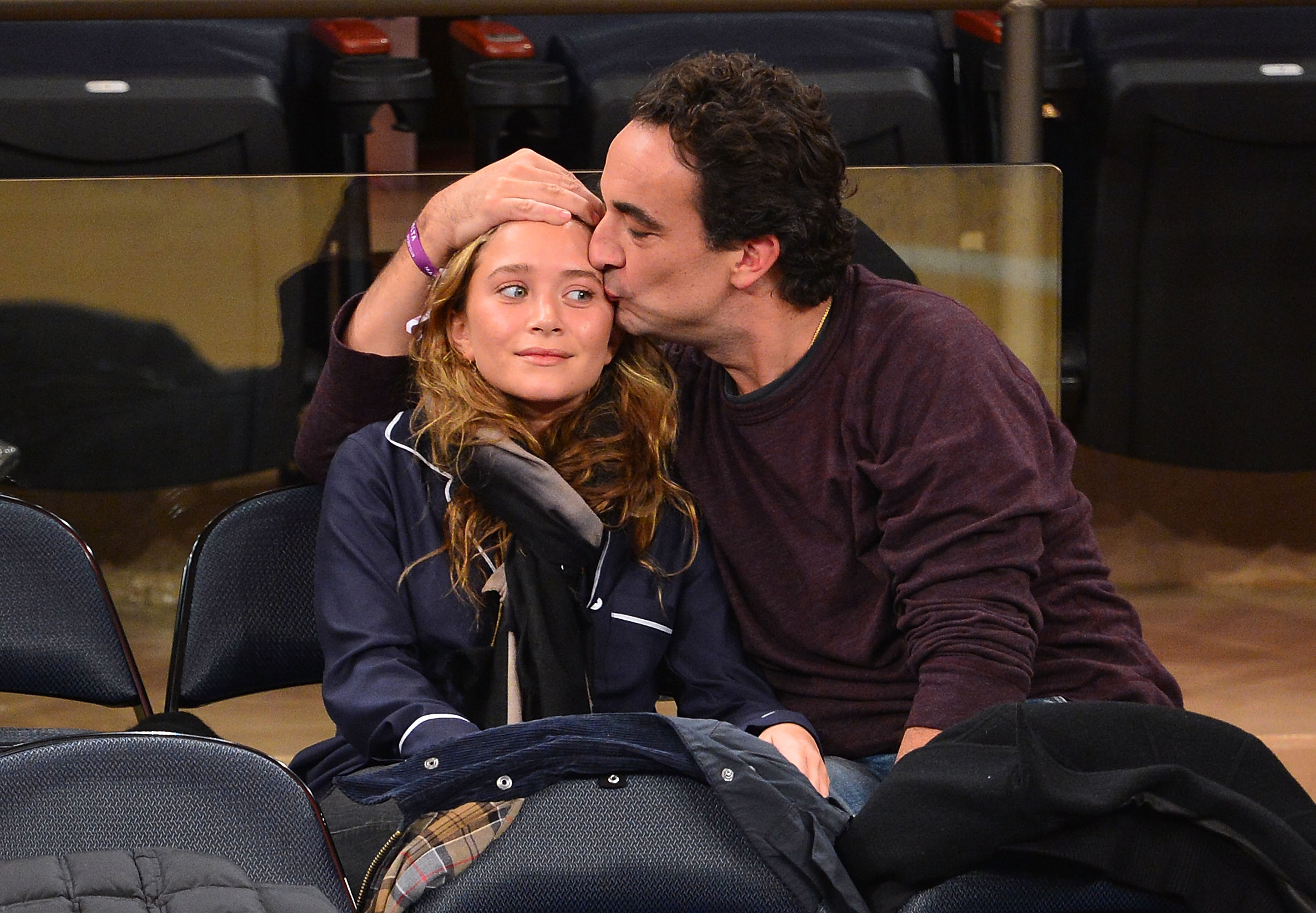 Mary-Kate Olsen und Olivier Sarkozy bei einem Spiel im Madison Square Garden am 9. November 2012 in New York City | Quelle: Getty Images