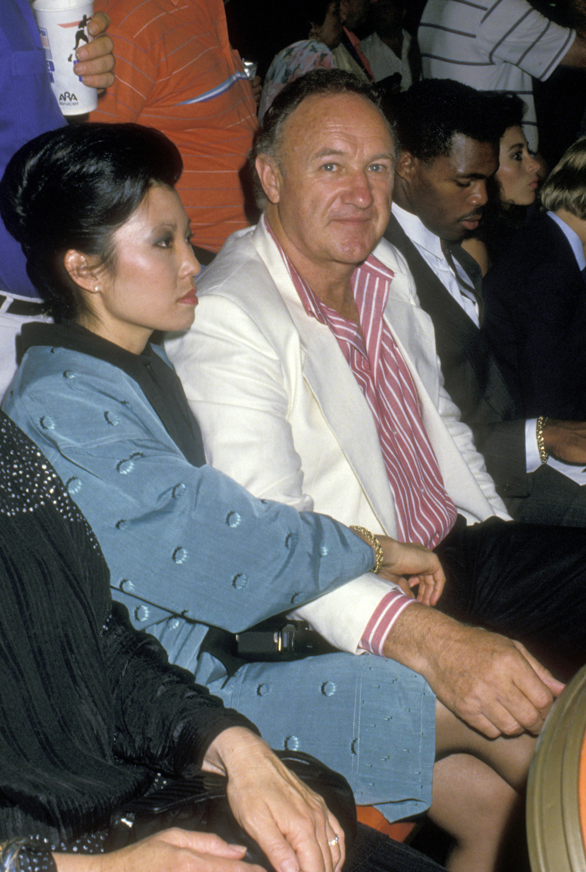 Gene Hackman und Betsy Arakawa beim Kampf Mike Tyson vs. Michael Spinks im Trump Plaza am 27. Juni 1988 in Atlantic City, New Jersey.  | Quelle: Getty Images